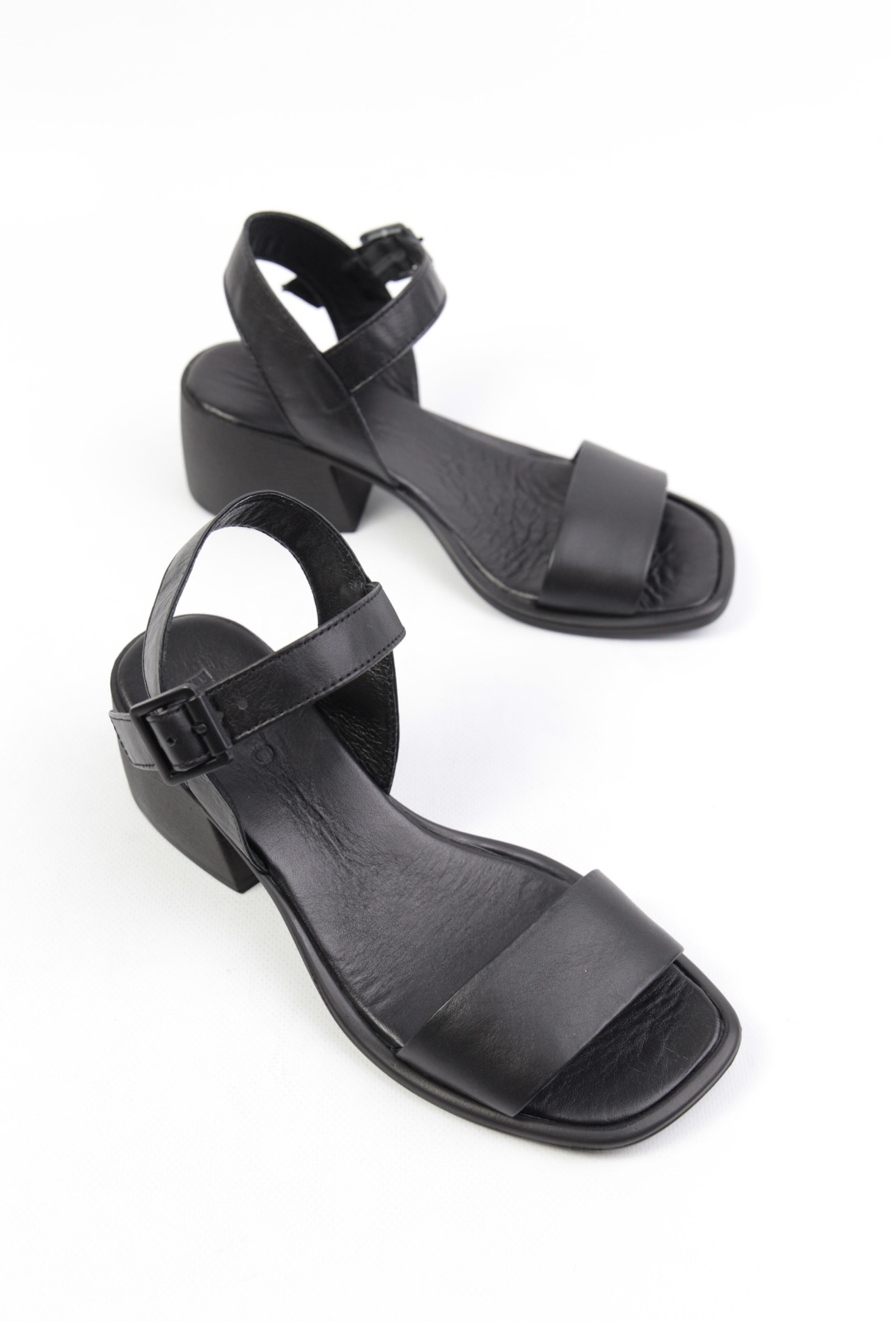 картинка Босоножки кожаные Benito от магазина Pratik