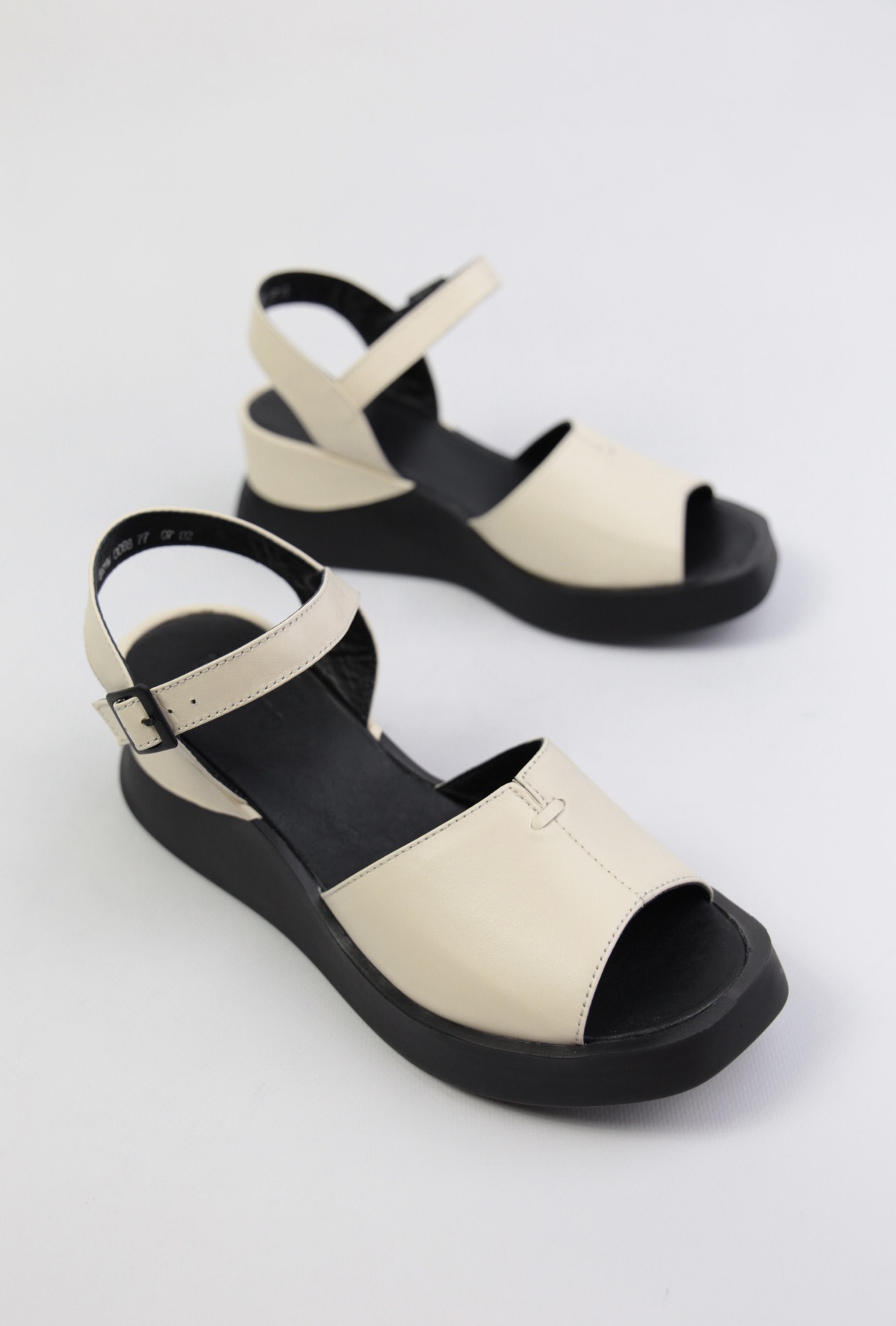 картинка Босоножки кожаные Benito от магазина Pratik