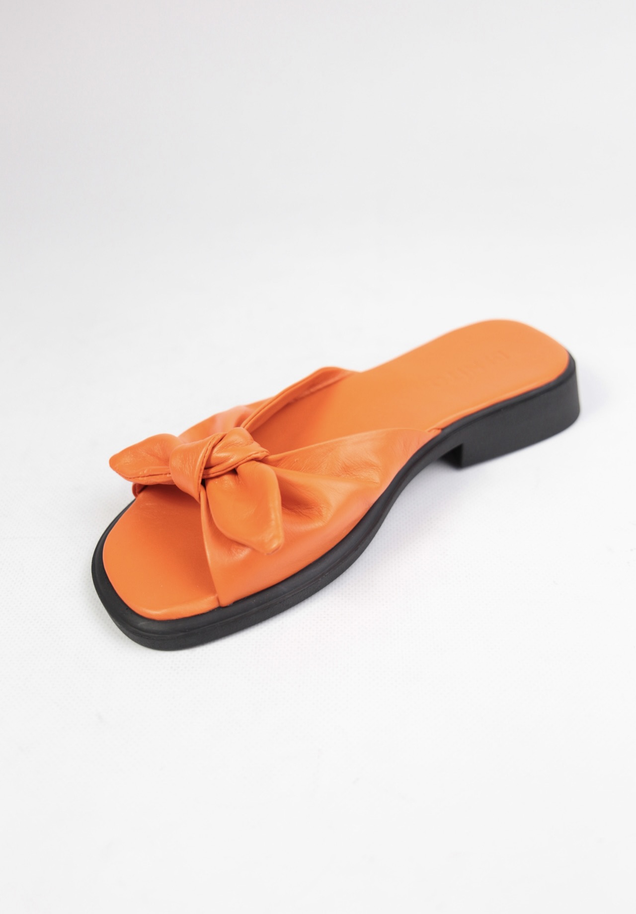 картинка Шлепанцы кожаные Benito от магазина Pratik