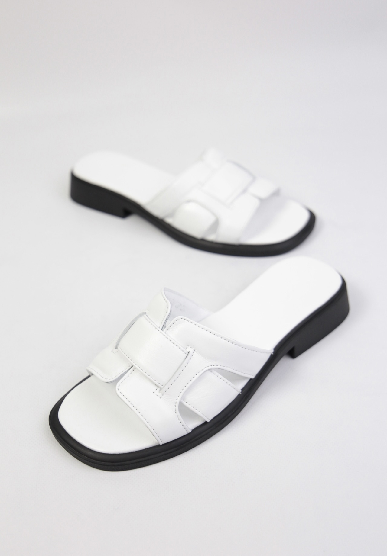 картинка Шлепанцы кожаные Benito от магазина Pratik