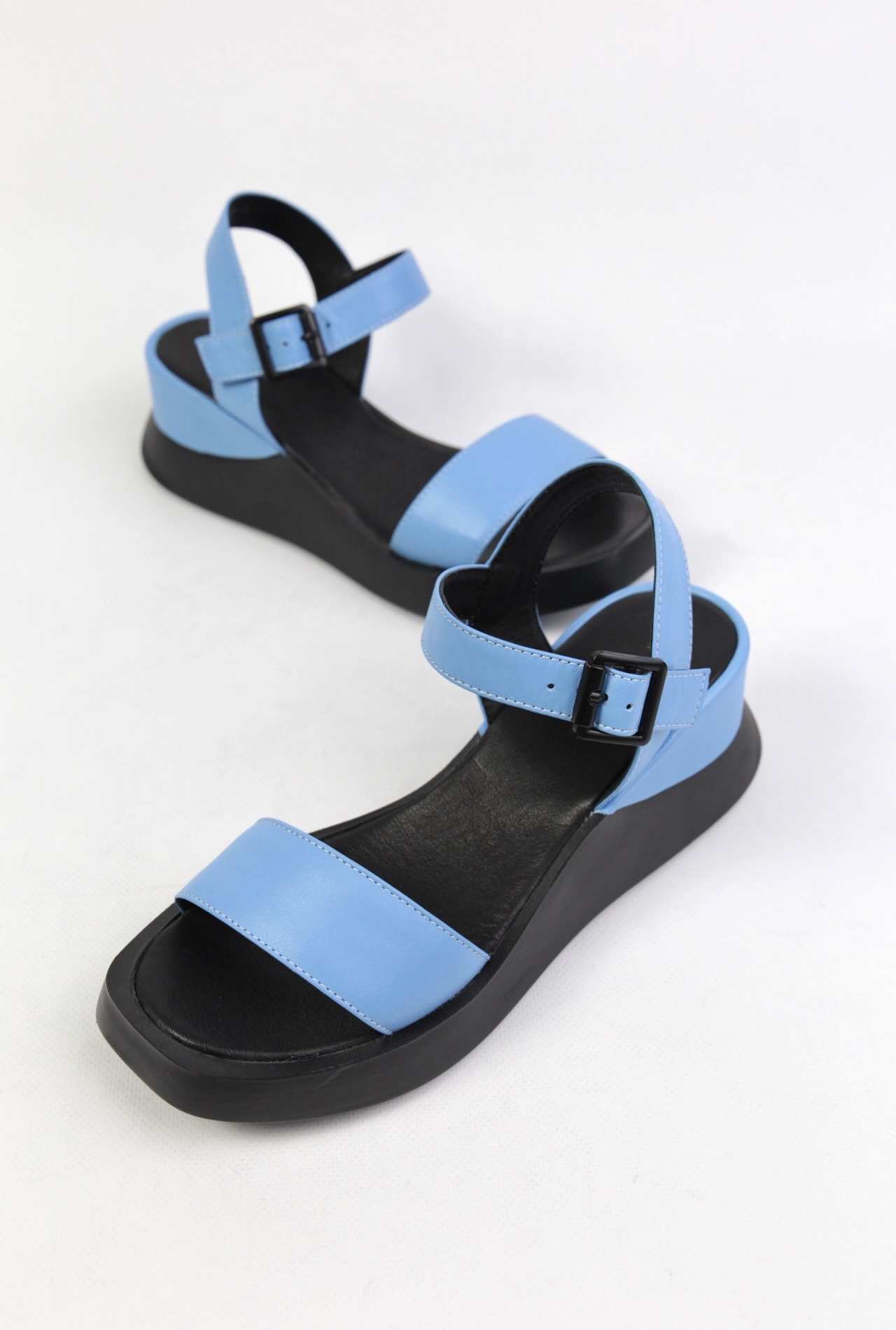 картинка Босоножки кожаные Benito от магазина Pratik