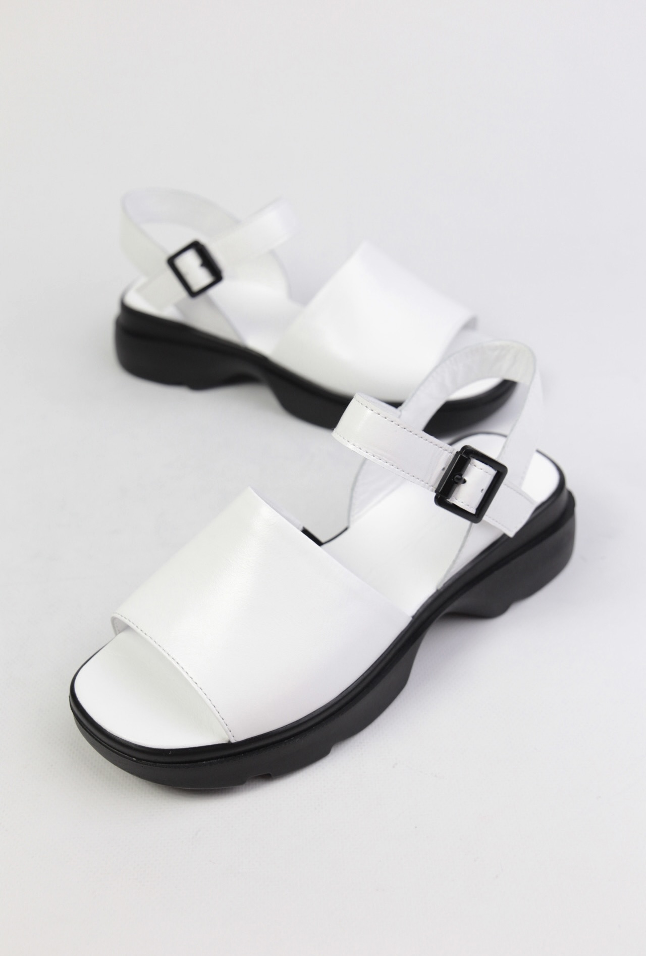 картинка Босоножки кожаные Benito от магазина Pratik