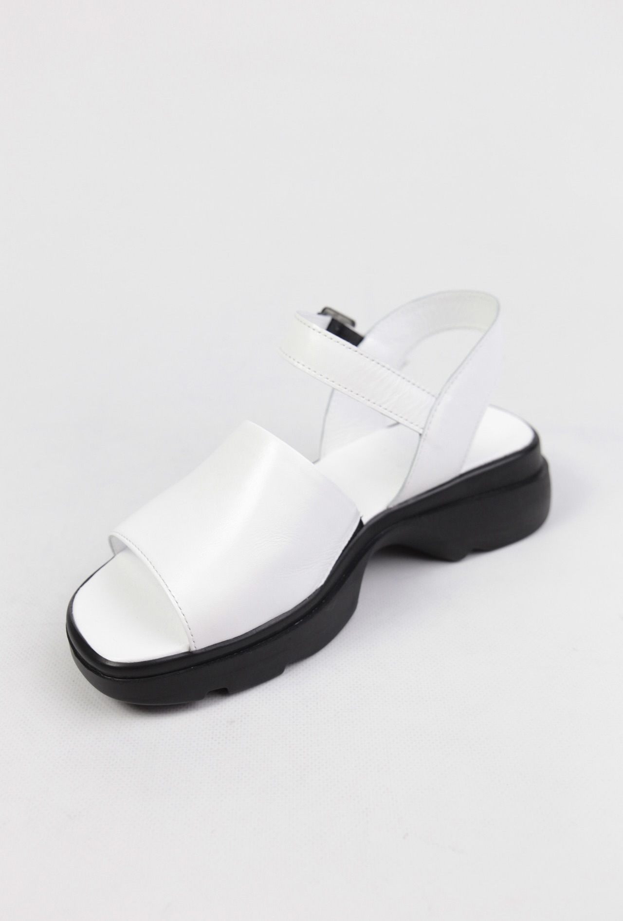 картинка Босоножки кожаные Benito от магазина Pratik