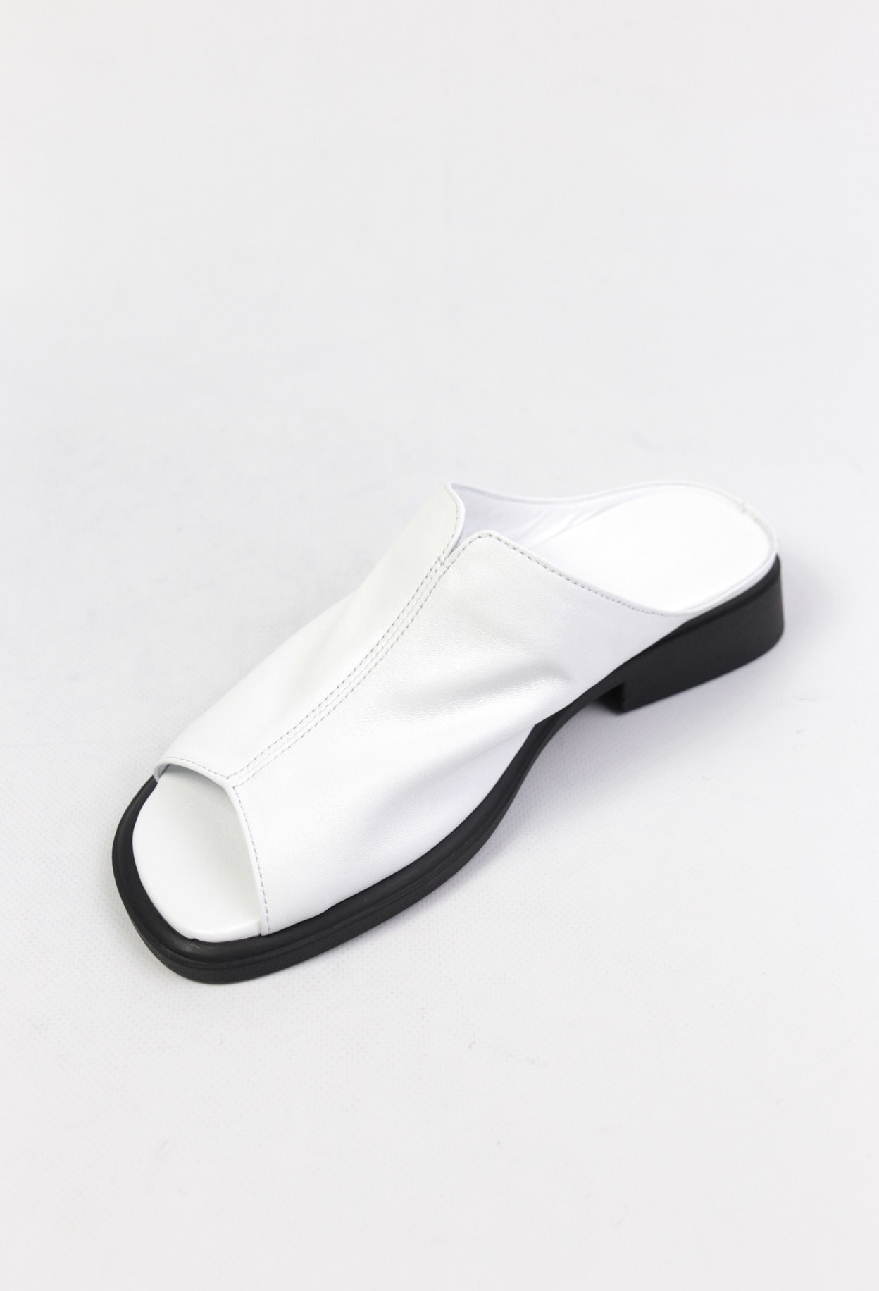 картинка Шлепанцы кожаные Benito от магазина Pratik