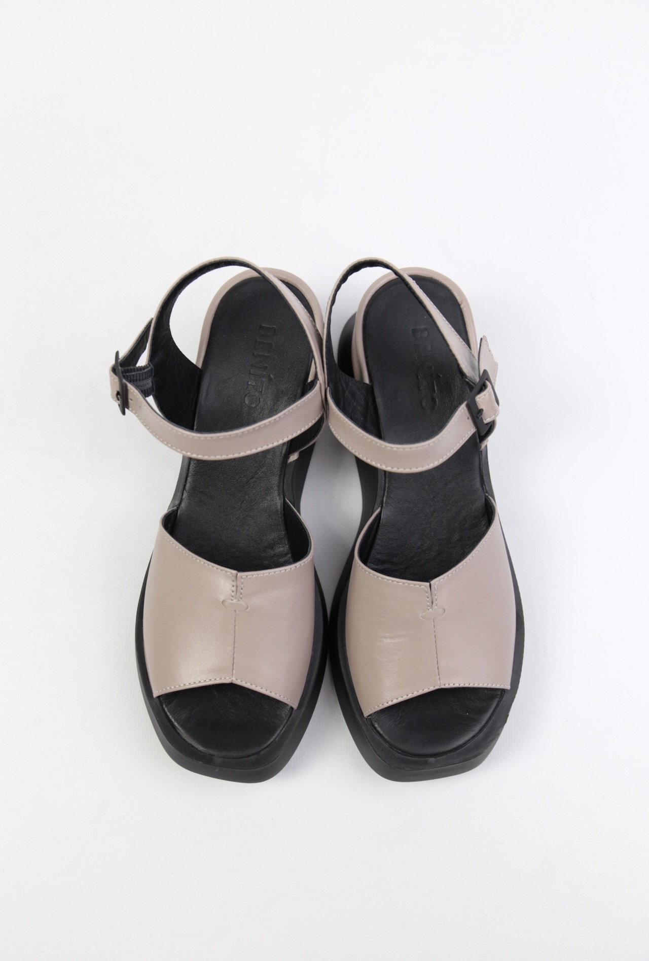 картинка Босоножки кожаные Benito от магазина Pratik