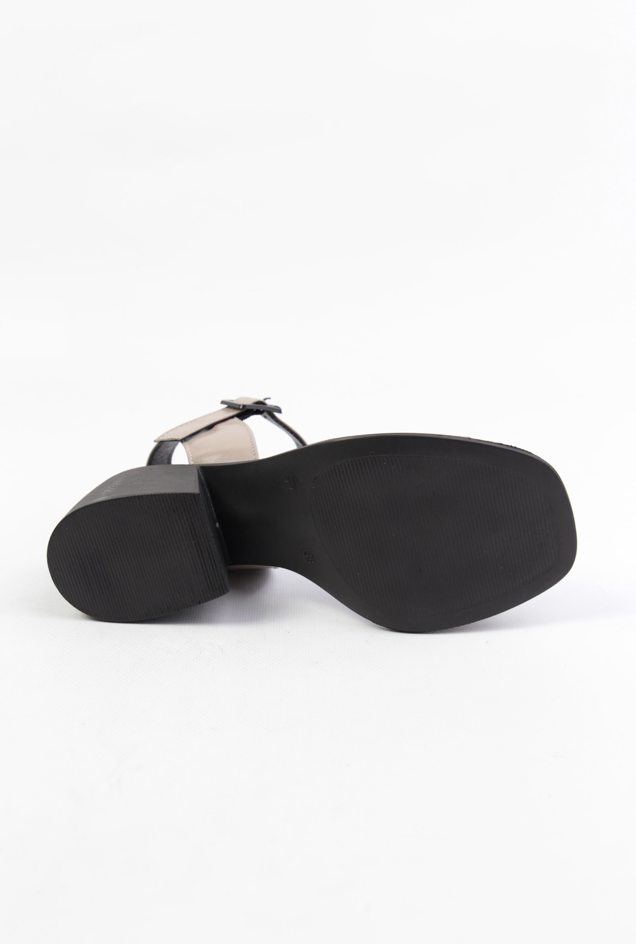 картинка Босоножки кожаные Benito от магазина Pratik