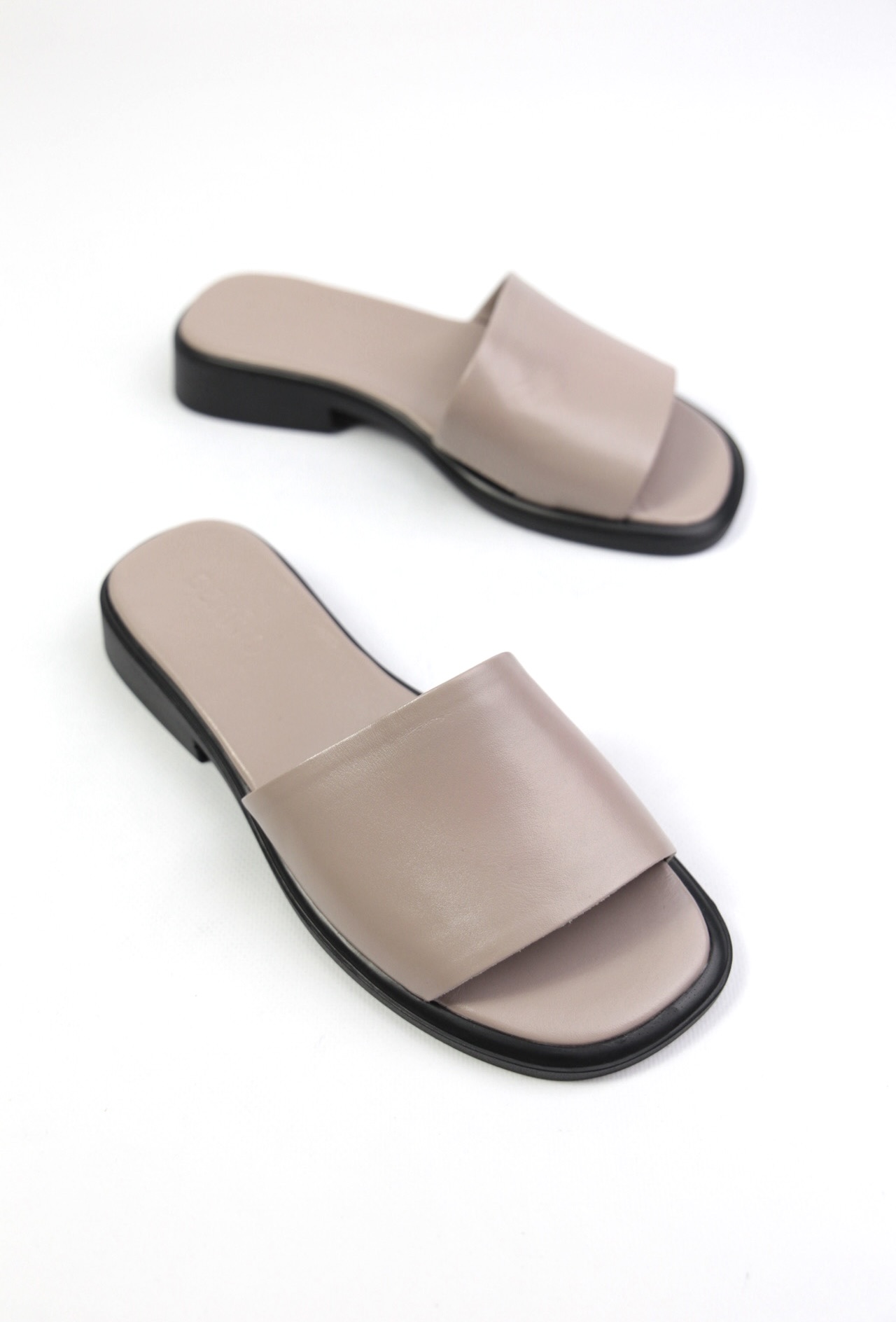 картинка Шлепанцы кожаные Benito от магазина Pratik