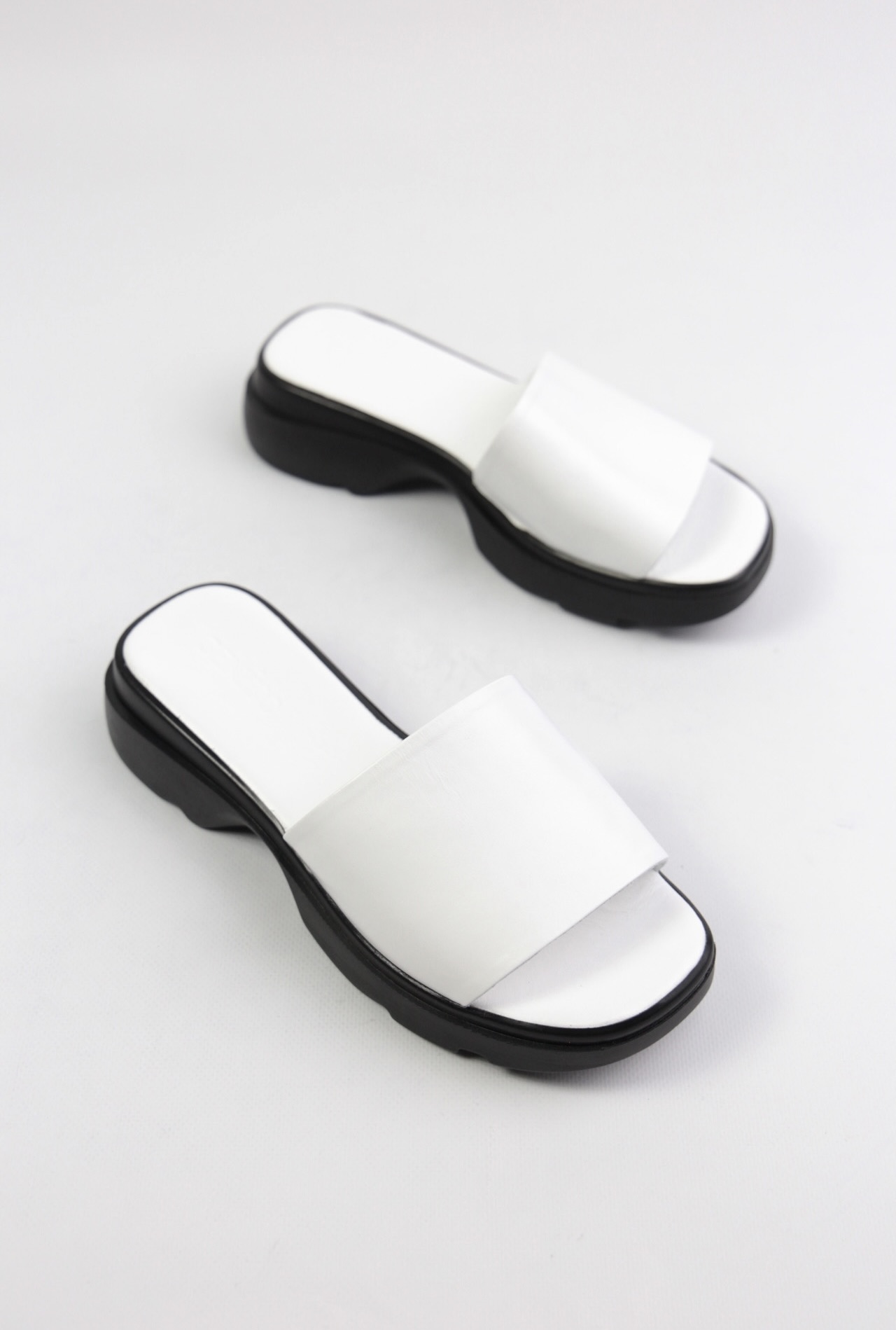 картинка Шлепанцы кожаные Benito от магазина Pratik