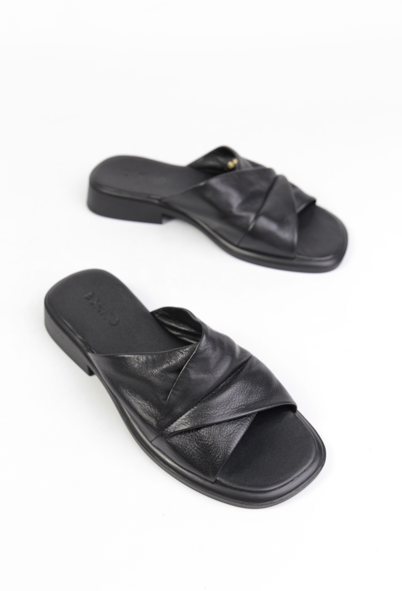 картинка Шлепанцы кожаные Benito от магазина Pratik