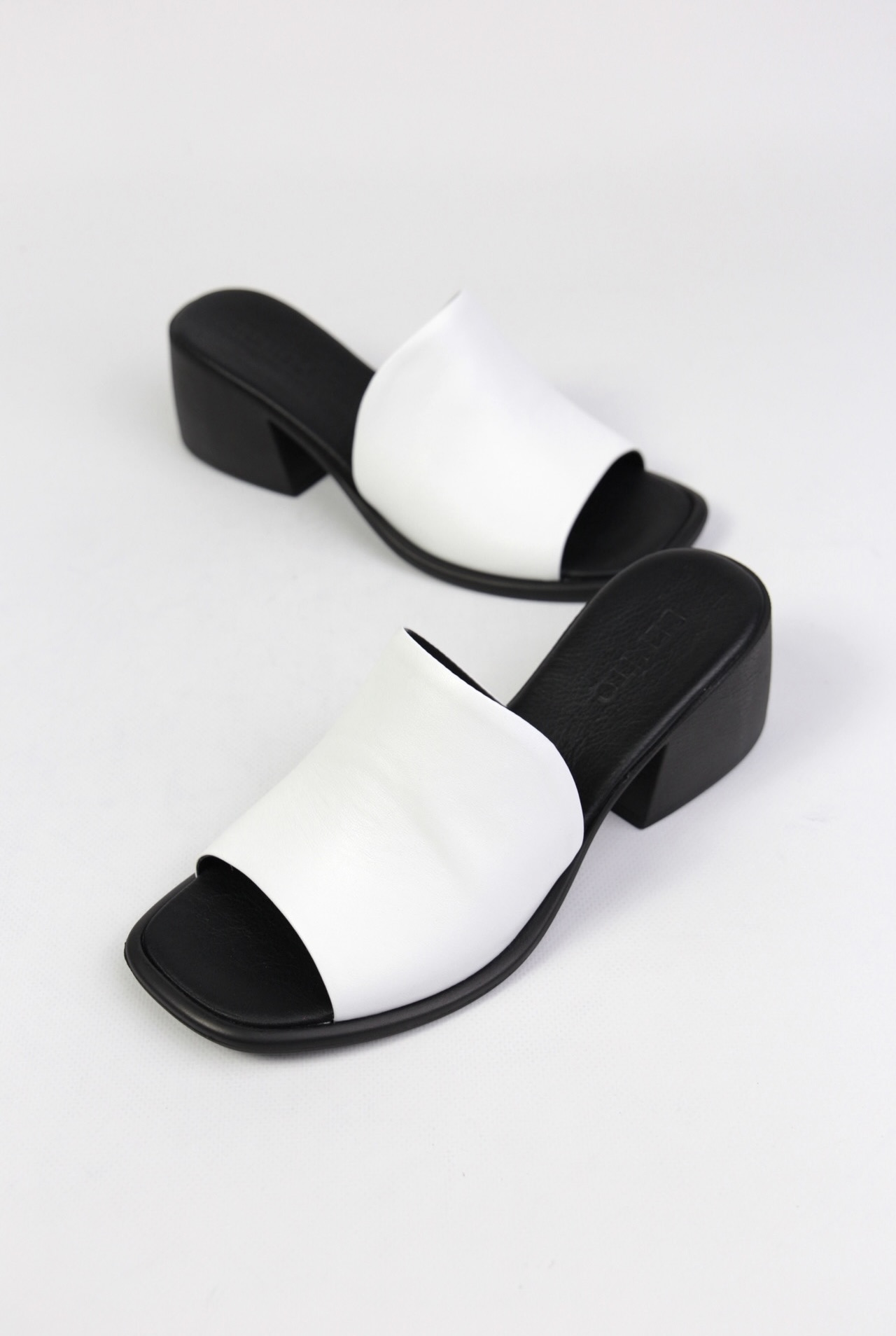 картинка Сабо кожаные Benito от магазина Pratik