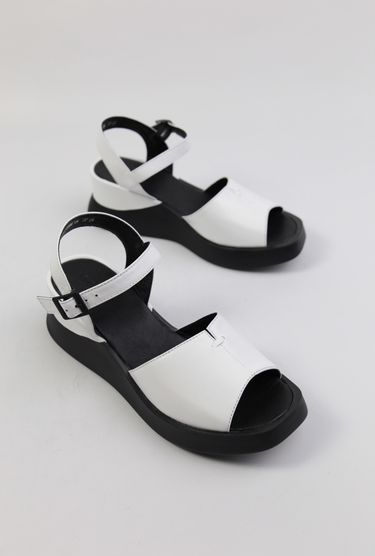 картинка Босоножки кожаные Benito от магазина Pratik