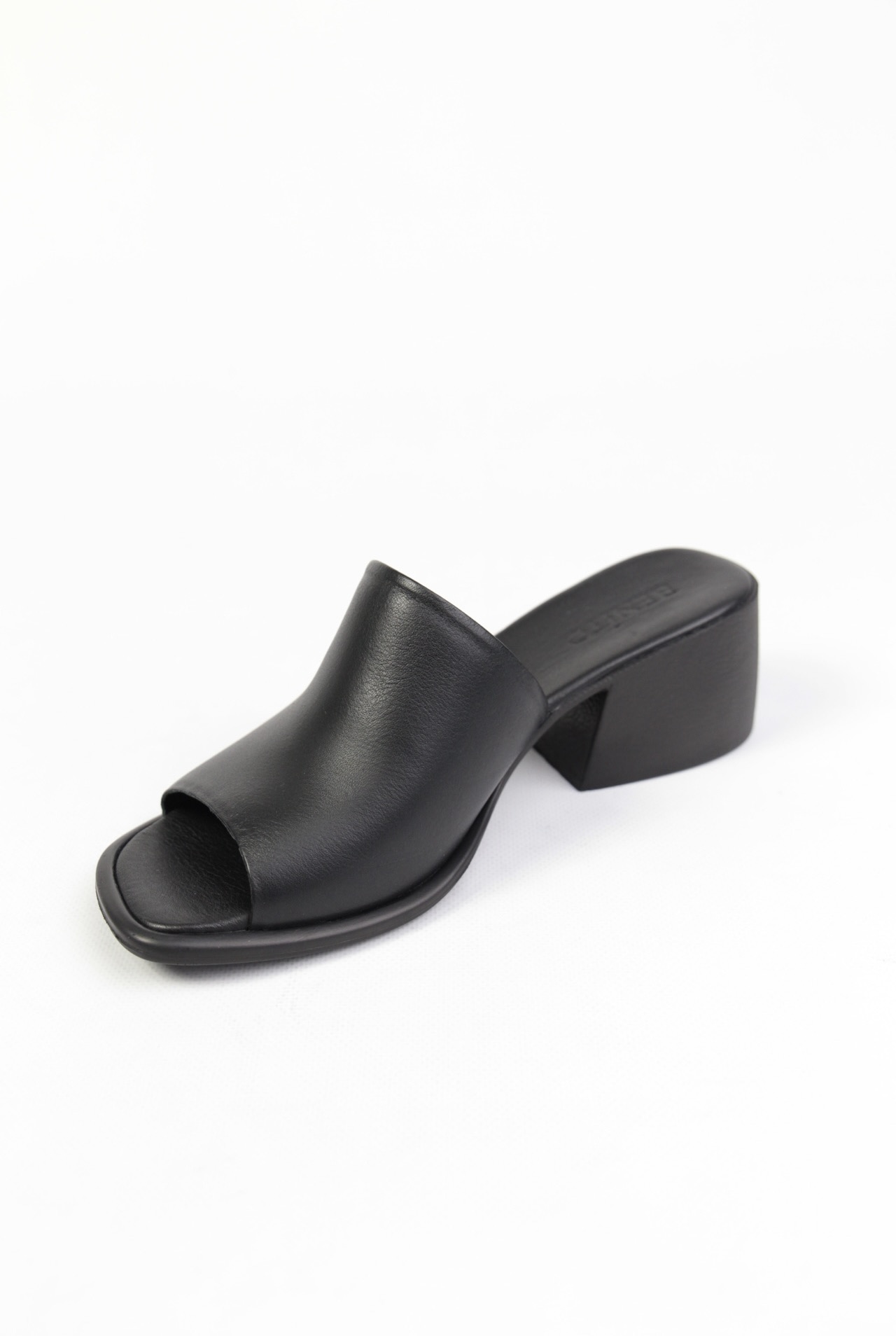 картинка Сабо кожаные Benito от магазина Pratik