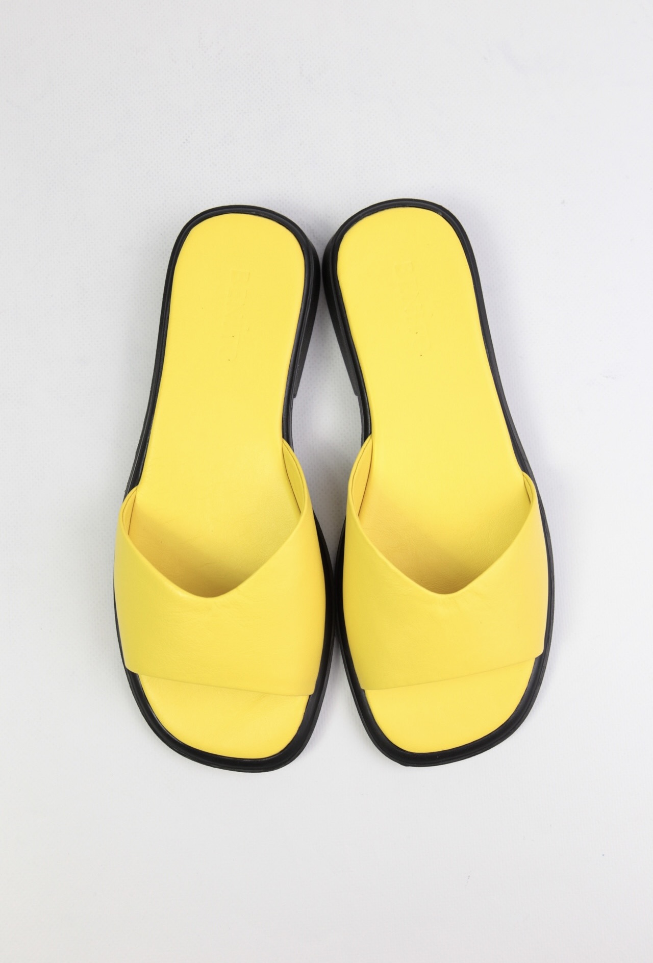 картинка Шлепанцы кожаные Benito от магазина Pratik