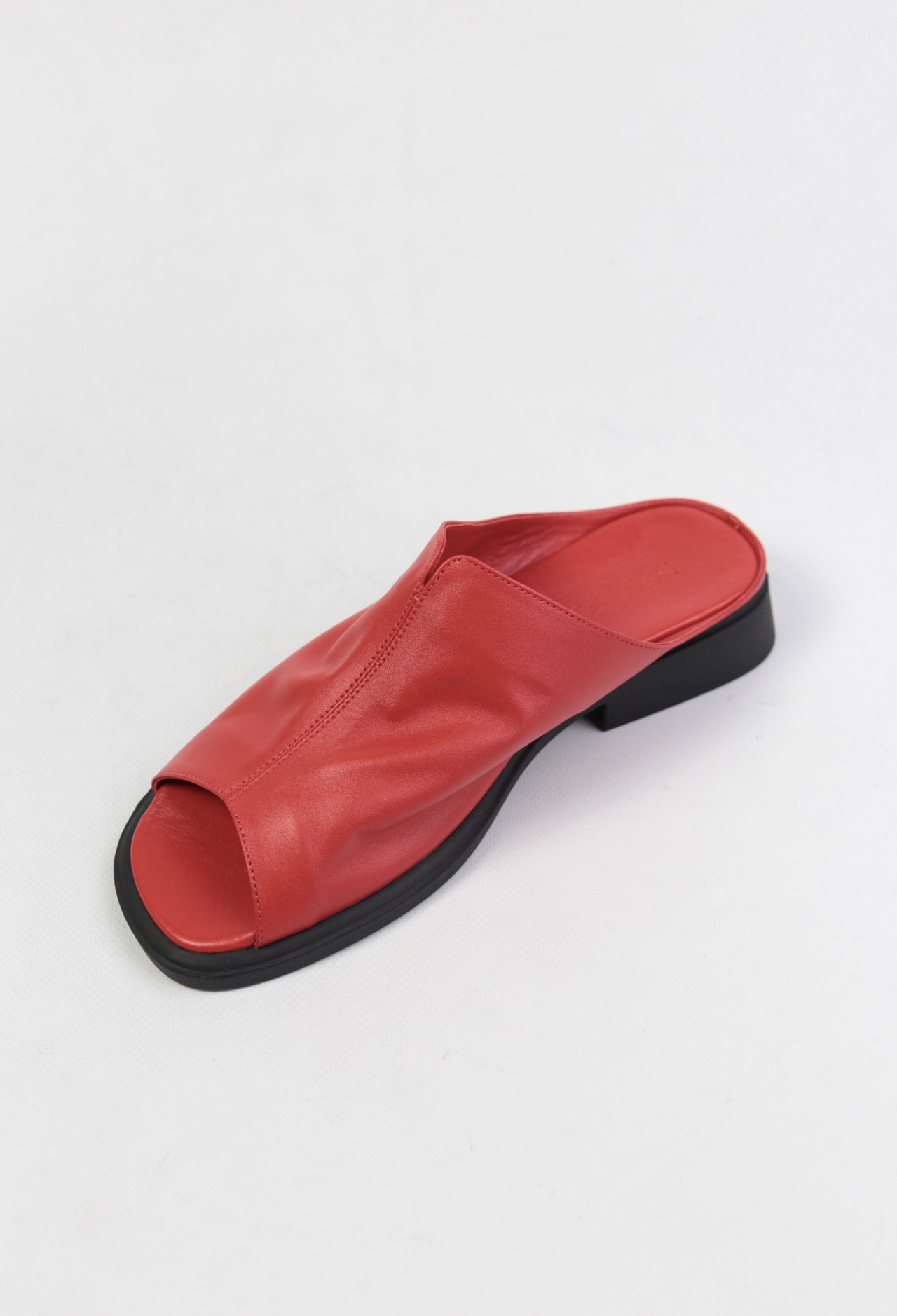 картинка Шлепанцы кожаные Benito от магазина Pratik