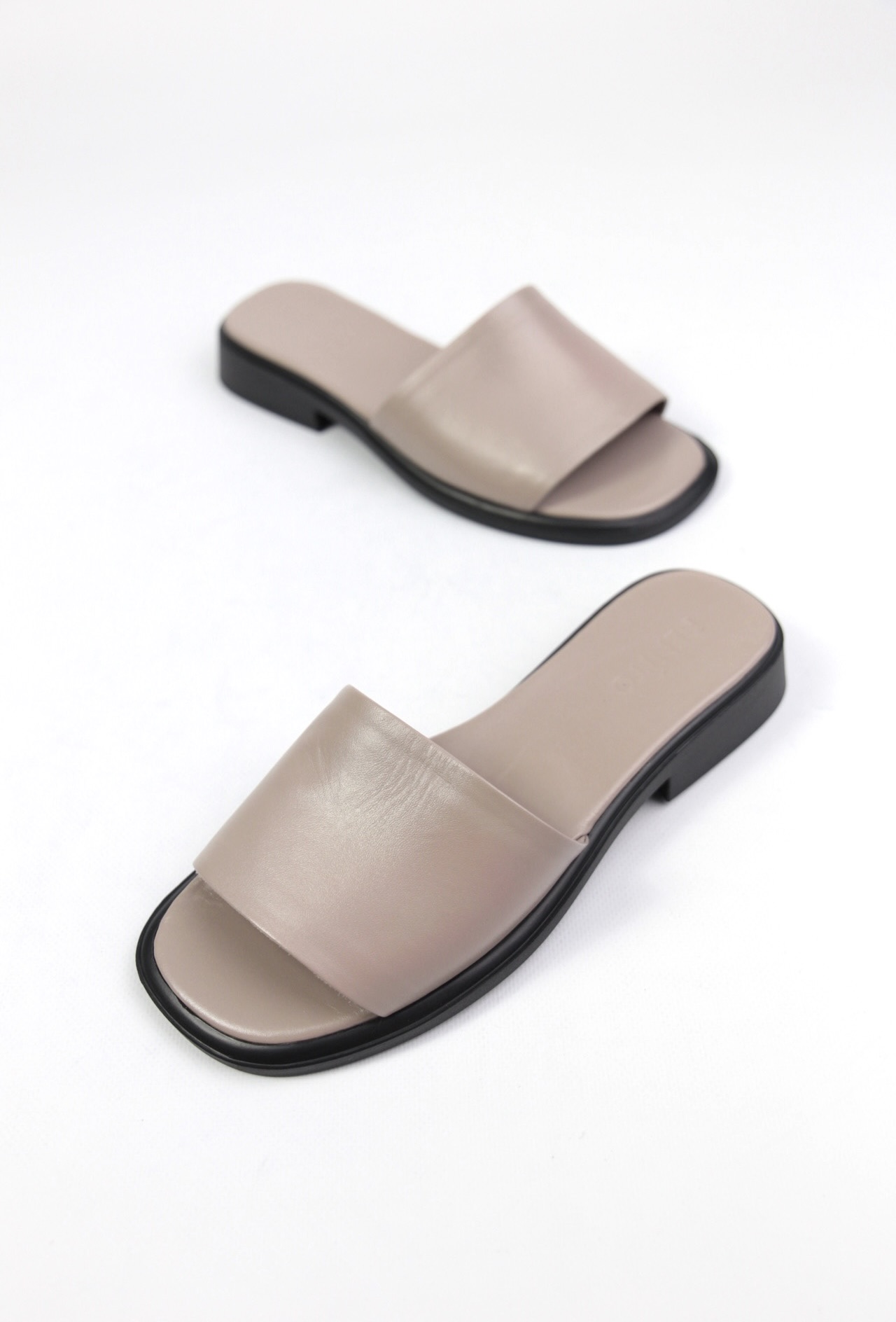 картинка Шлепанцы кожаные Benito от магазина Pratik