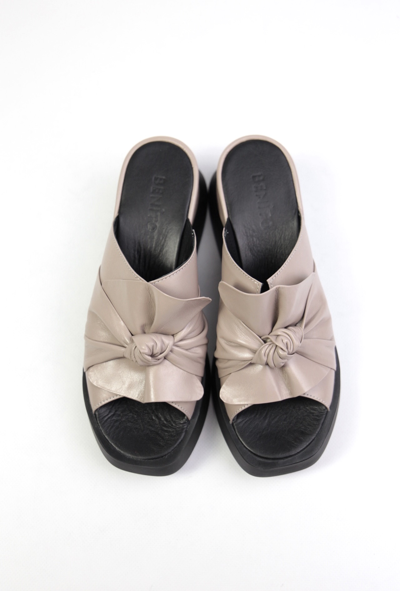 картинка Шлепанцы кожаные Benito от магазина Pratik