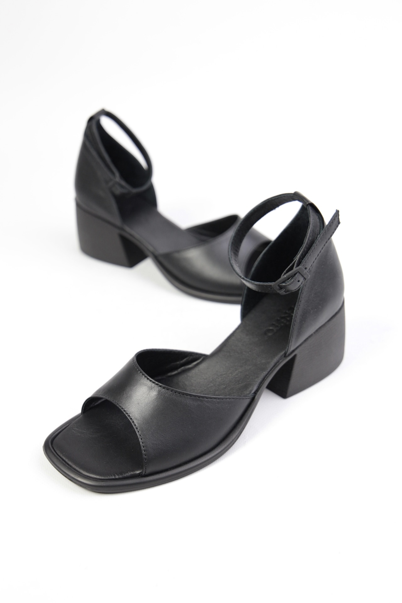 картинка Босоножки кожаные Benito от магазина Pratik