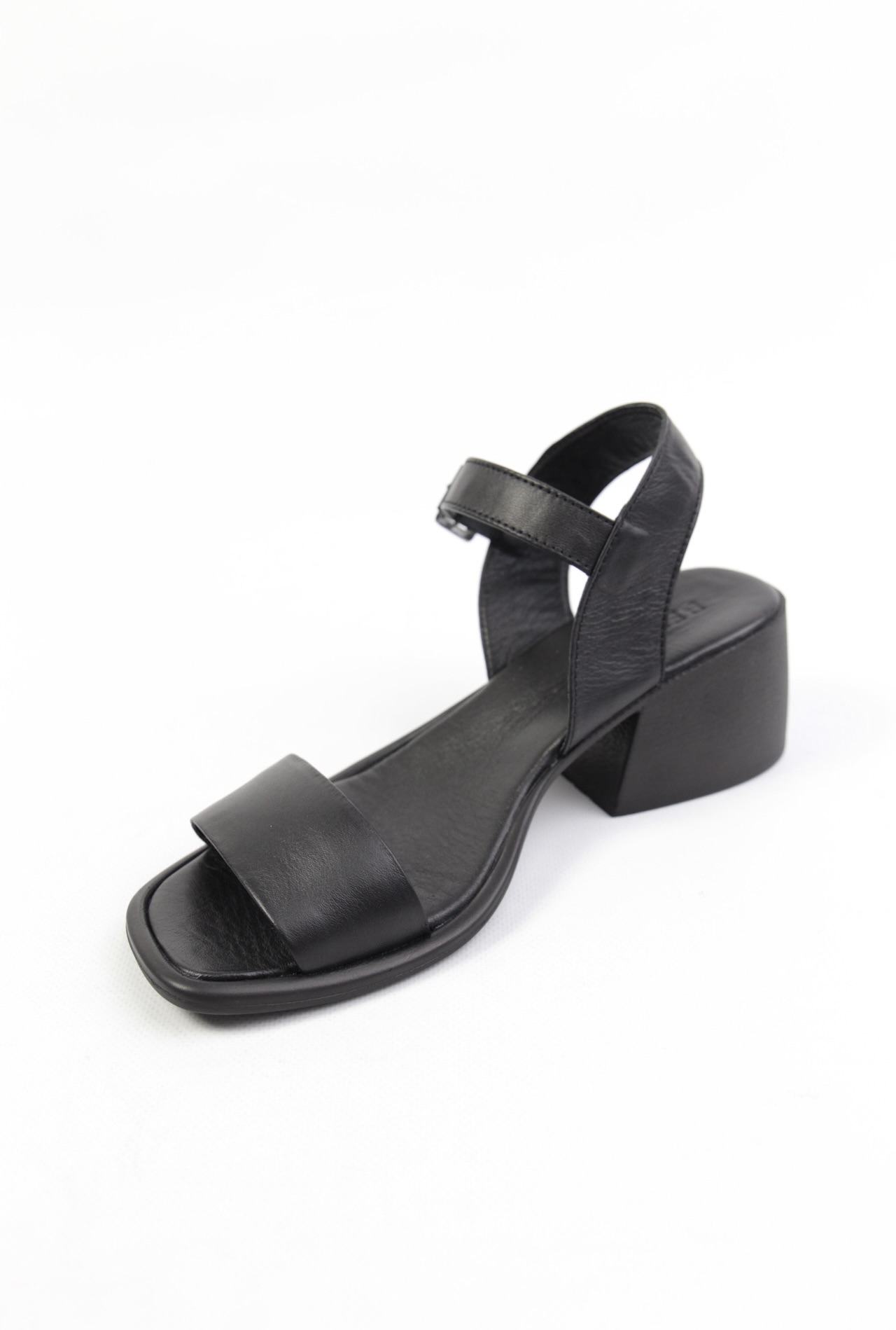 картинка Босоножки кожаные Benito от магазина Pratik