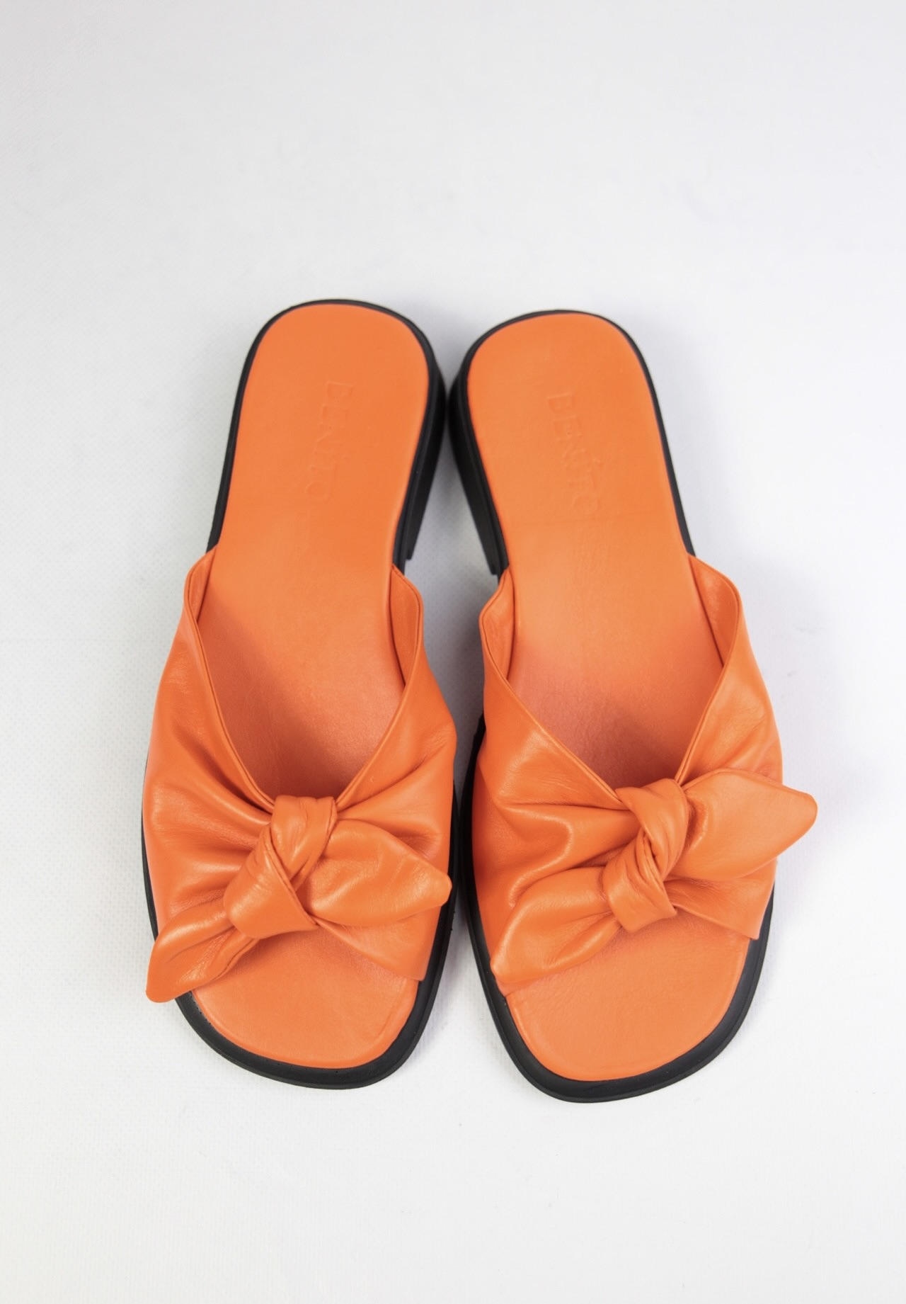 картинка Шлепанцы кожаные Benito от магазина Pratik