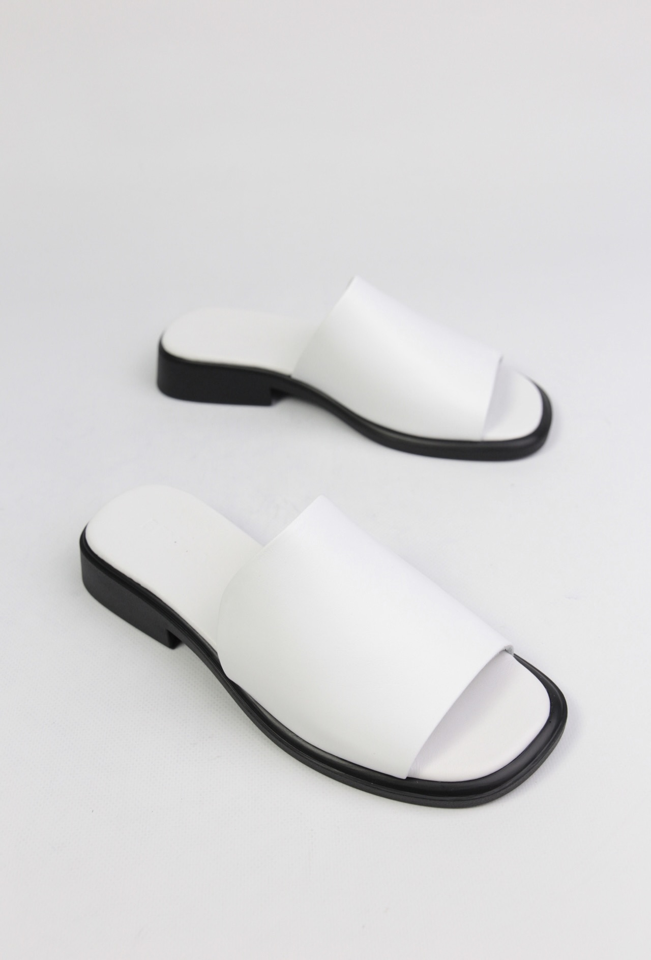 картинка Шлепанцы кожаные Benito от магазина Pratik