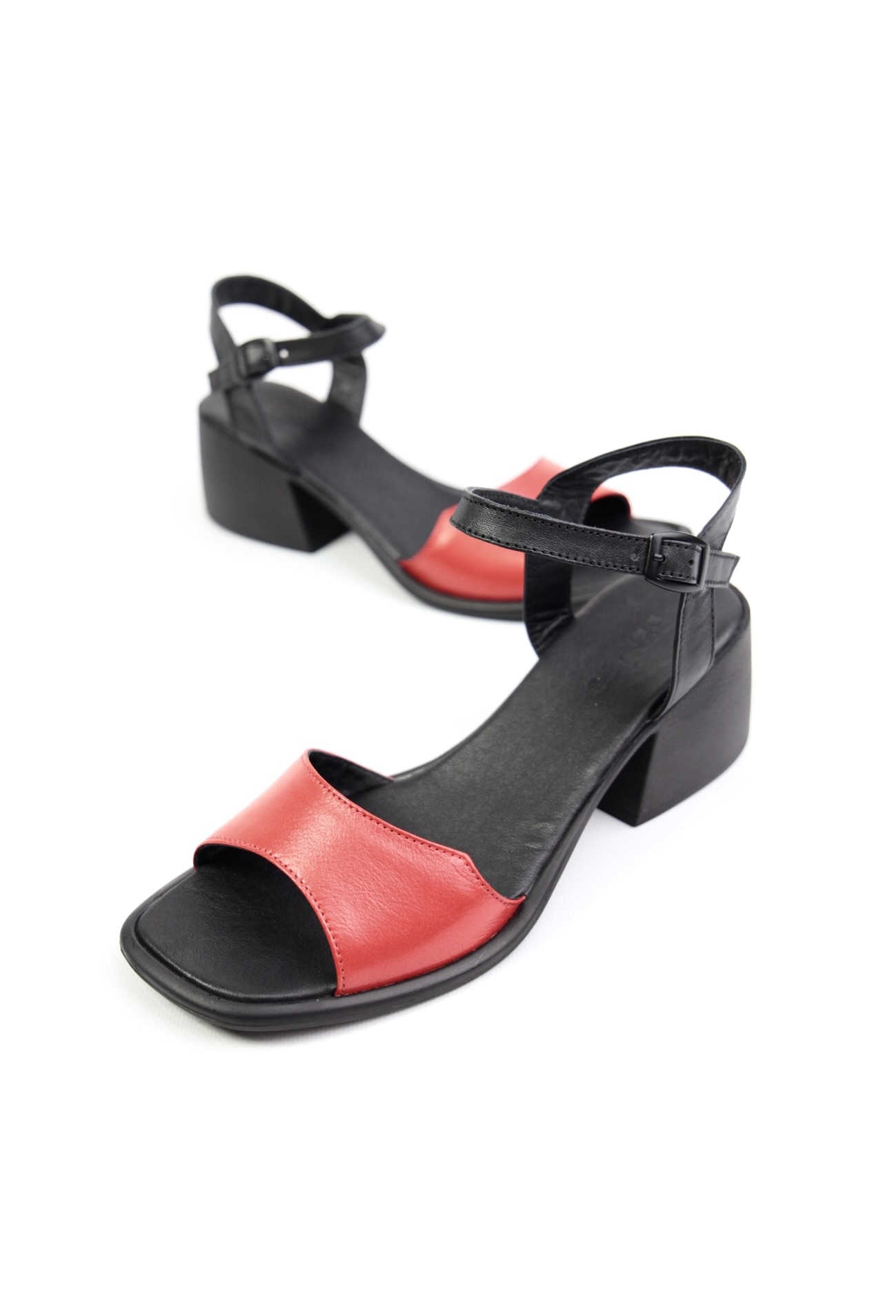 картинка Босоножки кожаные Benito от магазина Pratik