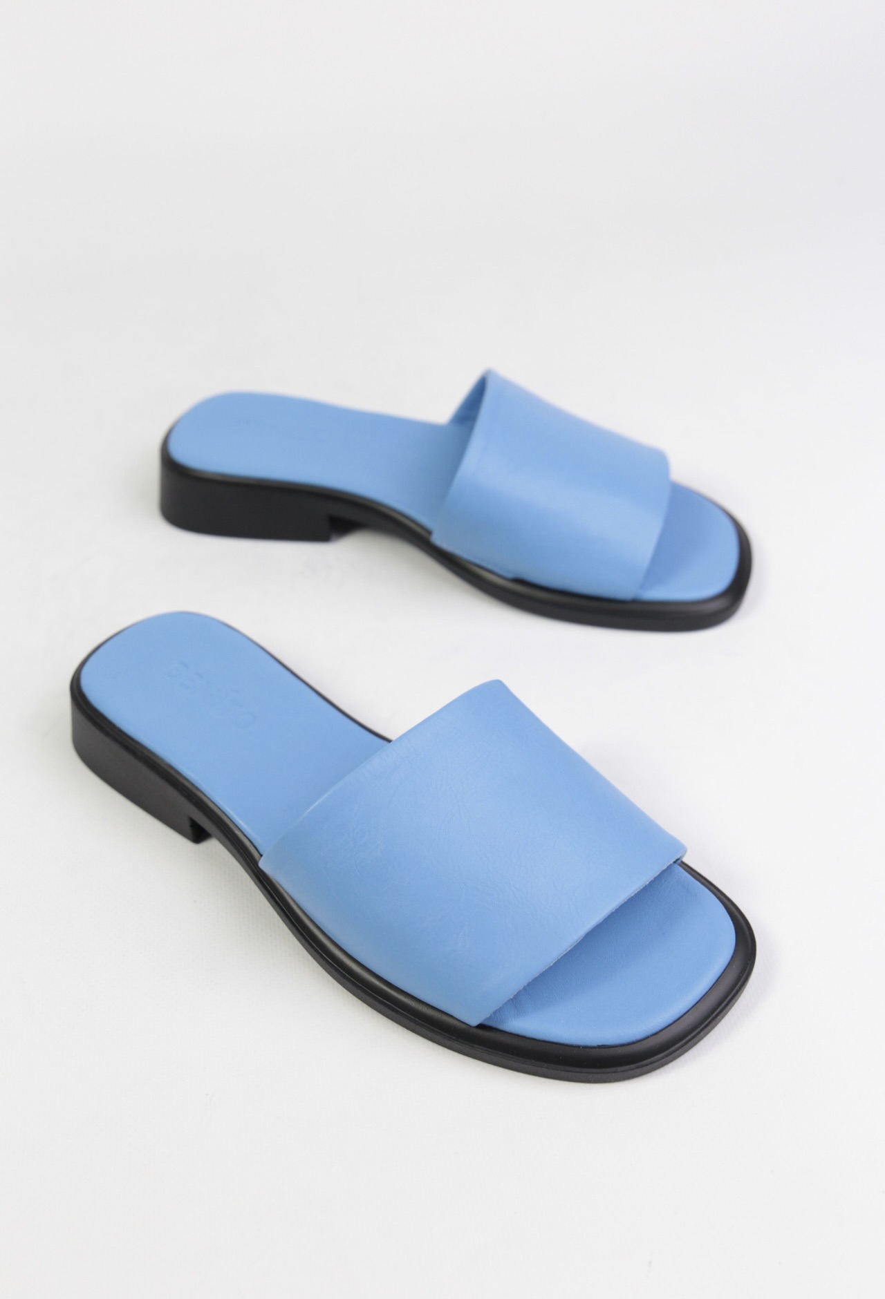 картинка Шлепанцы кожаные Benito от магазина Pratik