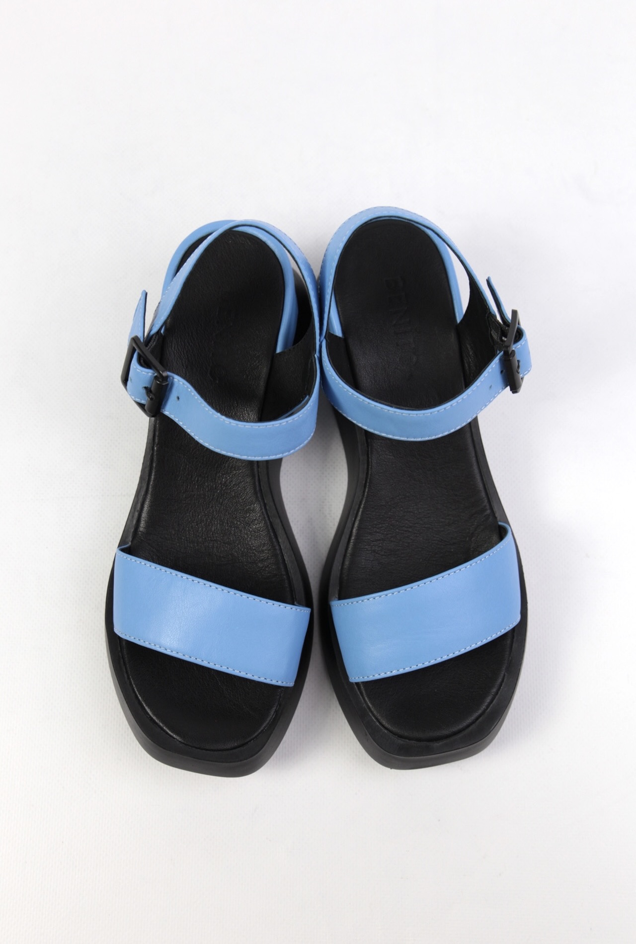 картинка Босоножки кожаные Benito от магазина Pratik