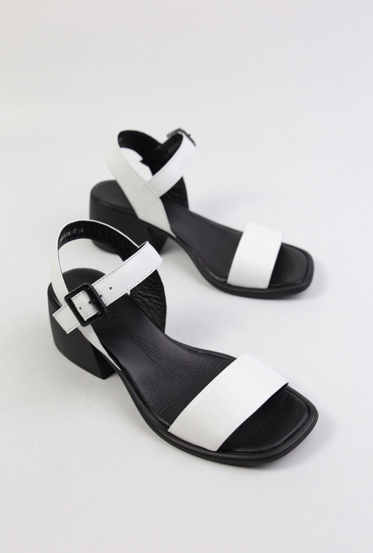 картинка Босоножки кожаные Benito от магазина Pratik