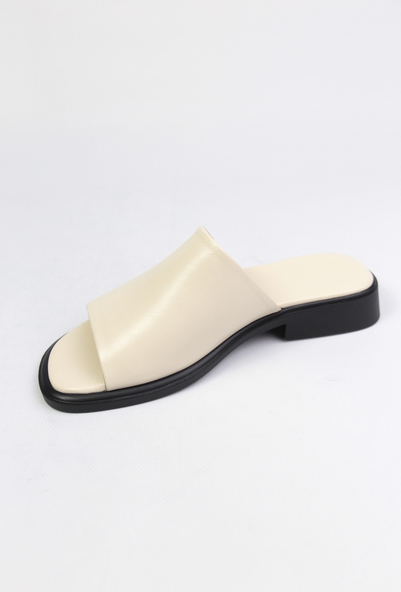 картинка Шлепанцы кожаные Benito от магазина Pratik