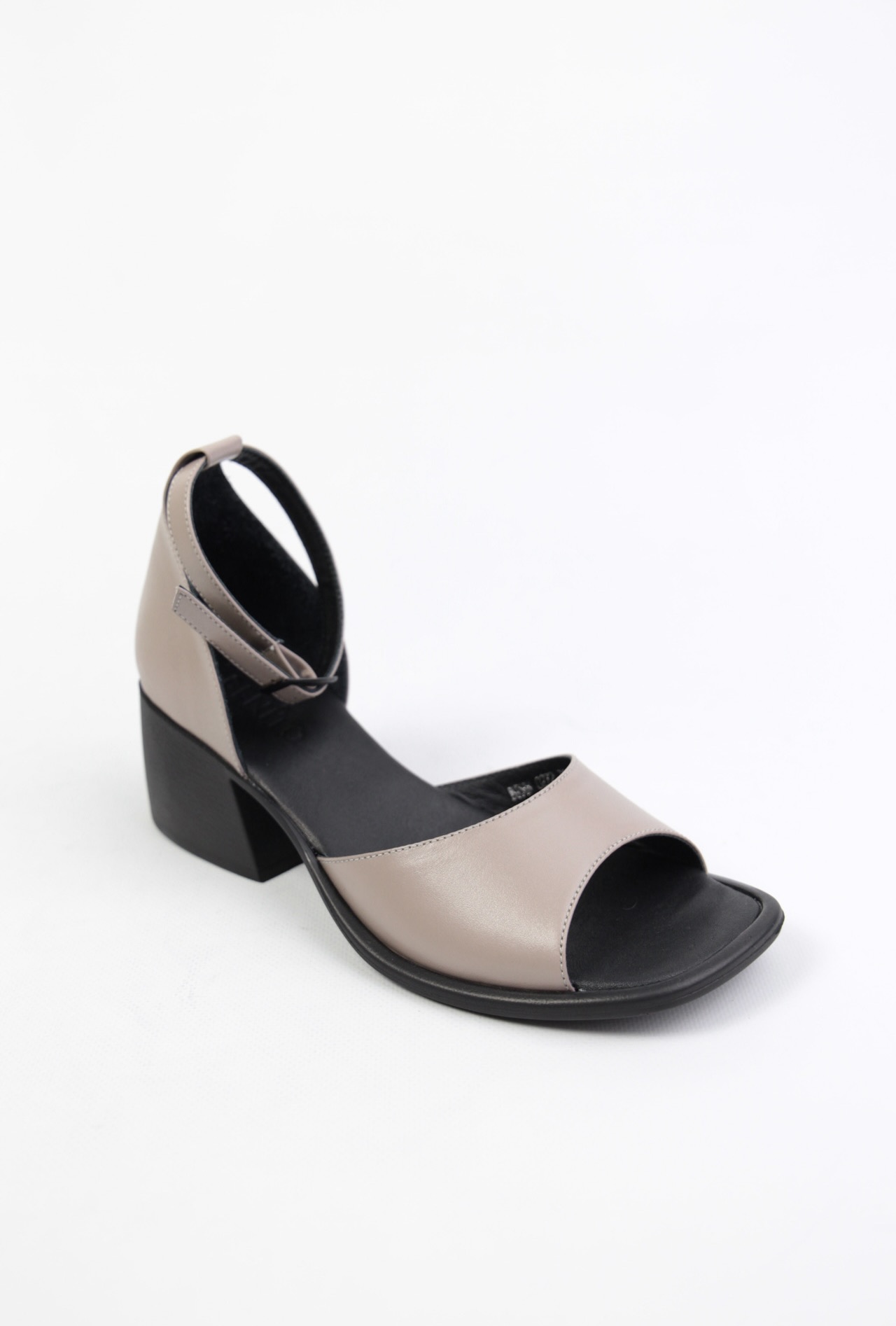 картинка Босоножки кожаные Benito от магазина Pratik