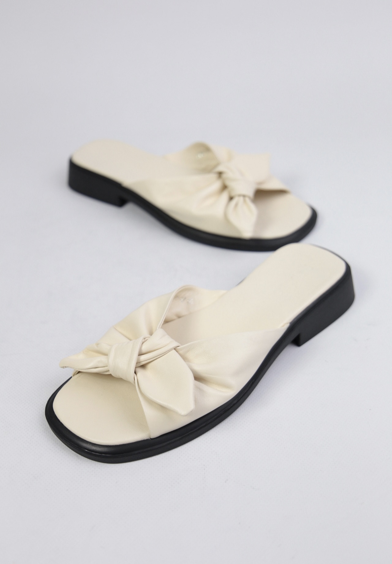 картинка Шлепанцы кожаные Benito от магазина Pratik