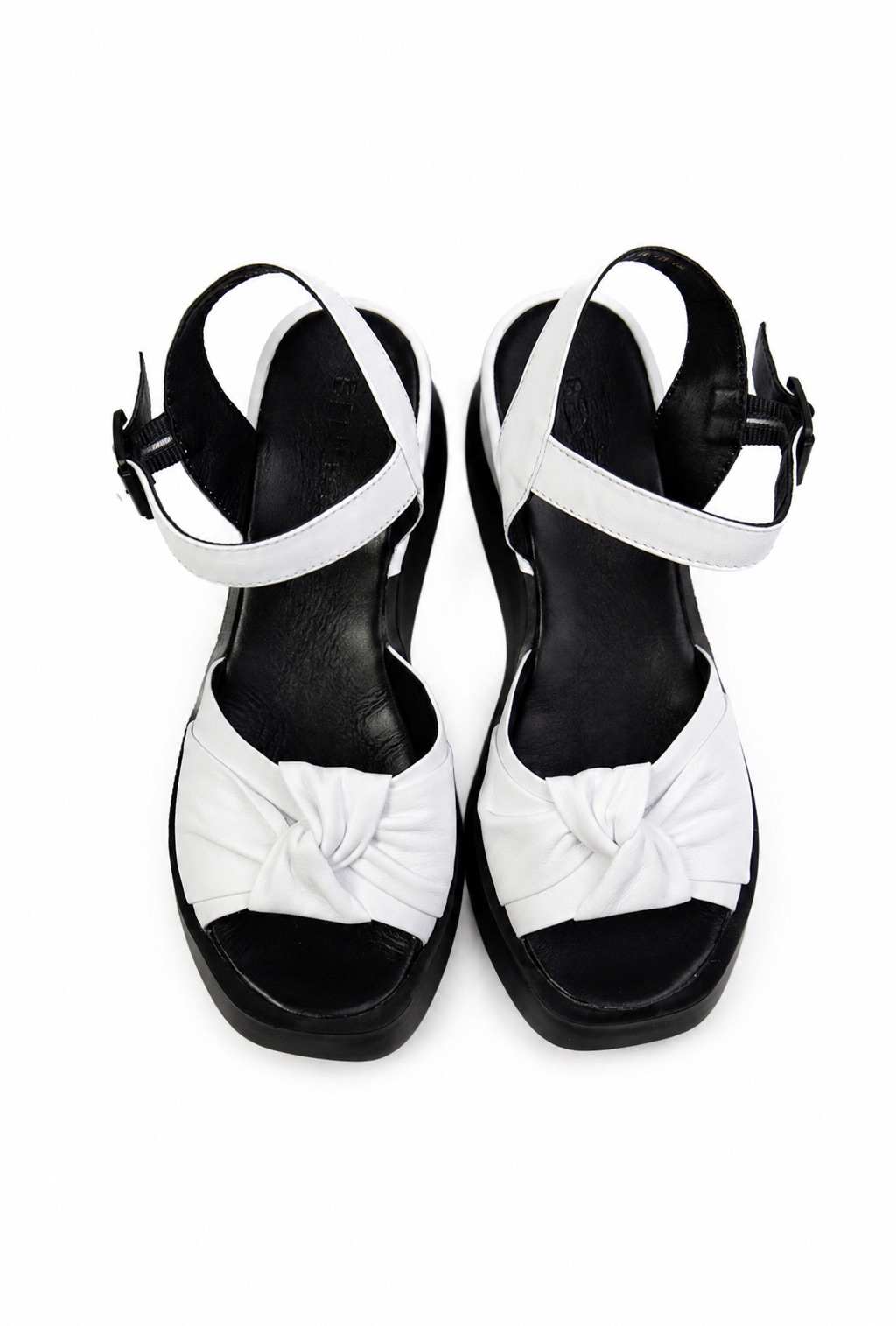 картинка Босоножки кожаные Benito от магазина Pratik