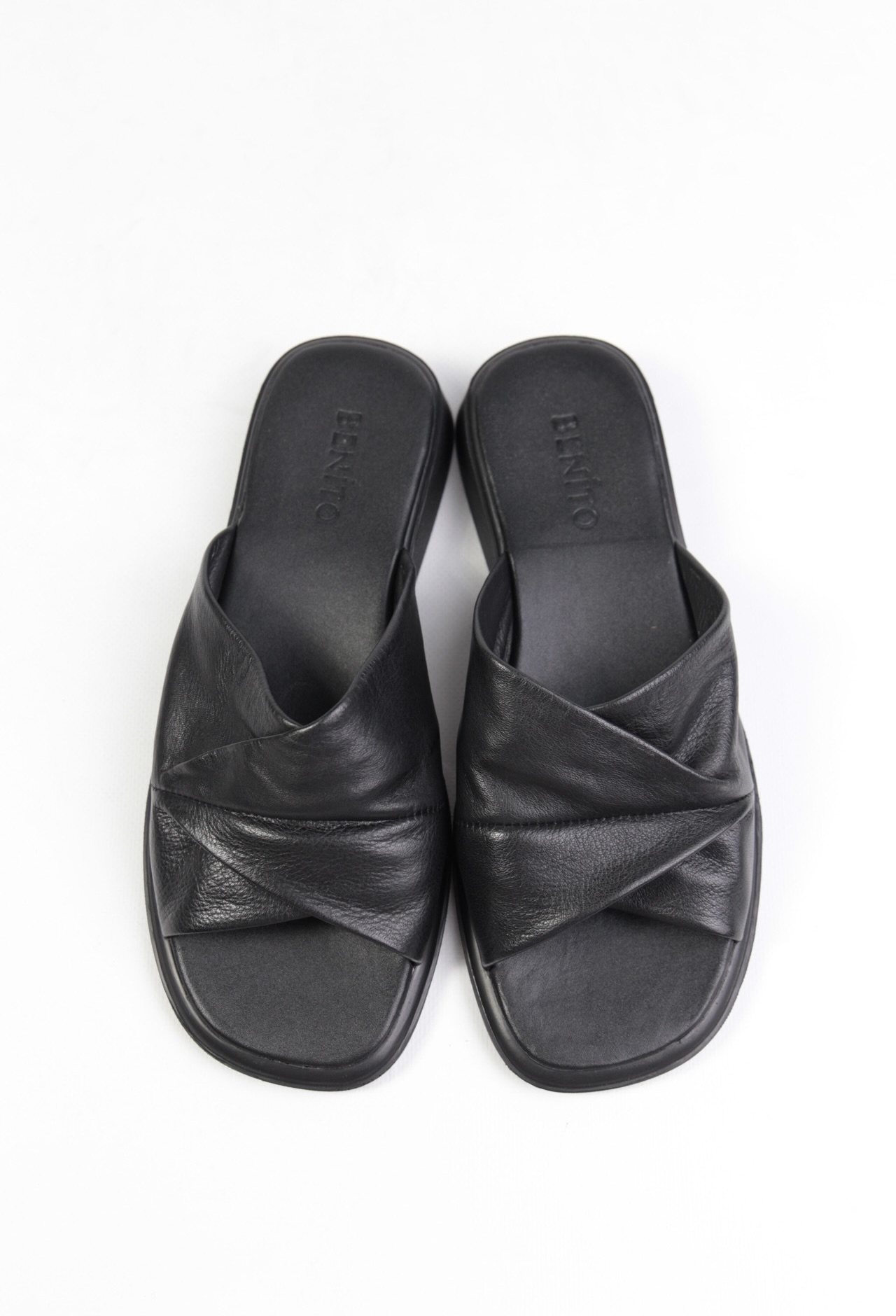 картинка Шлепанцы кожаные Benito от магазина Pratik