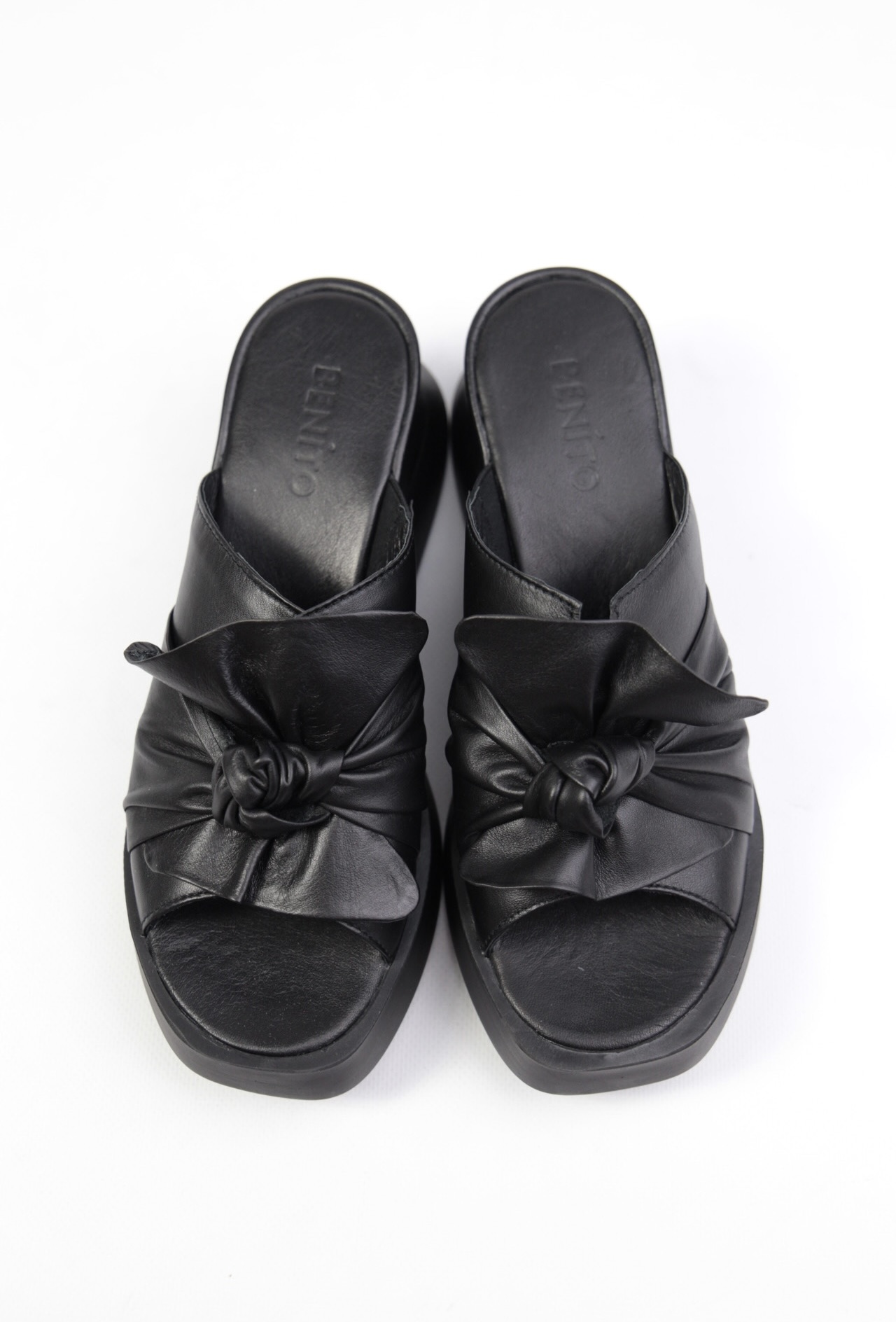 картинка Шлепанцы кожаные Benito от магазина Pratik