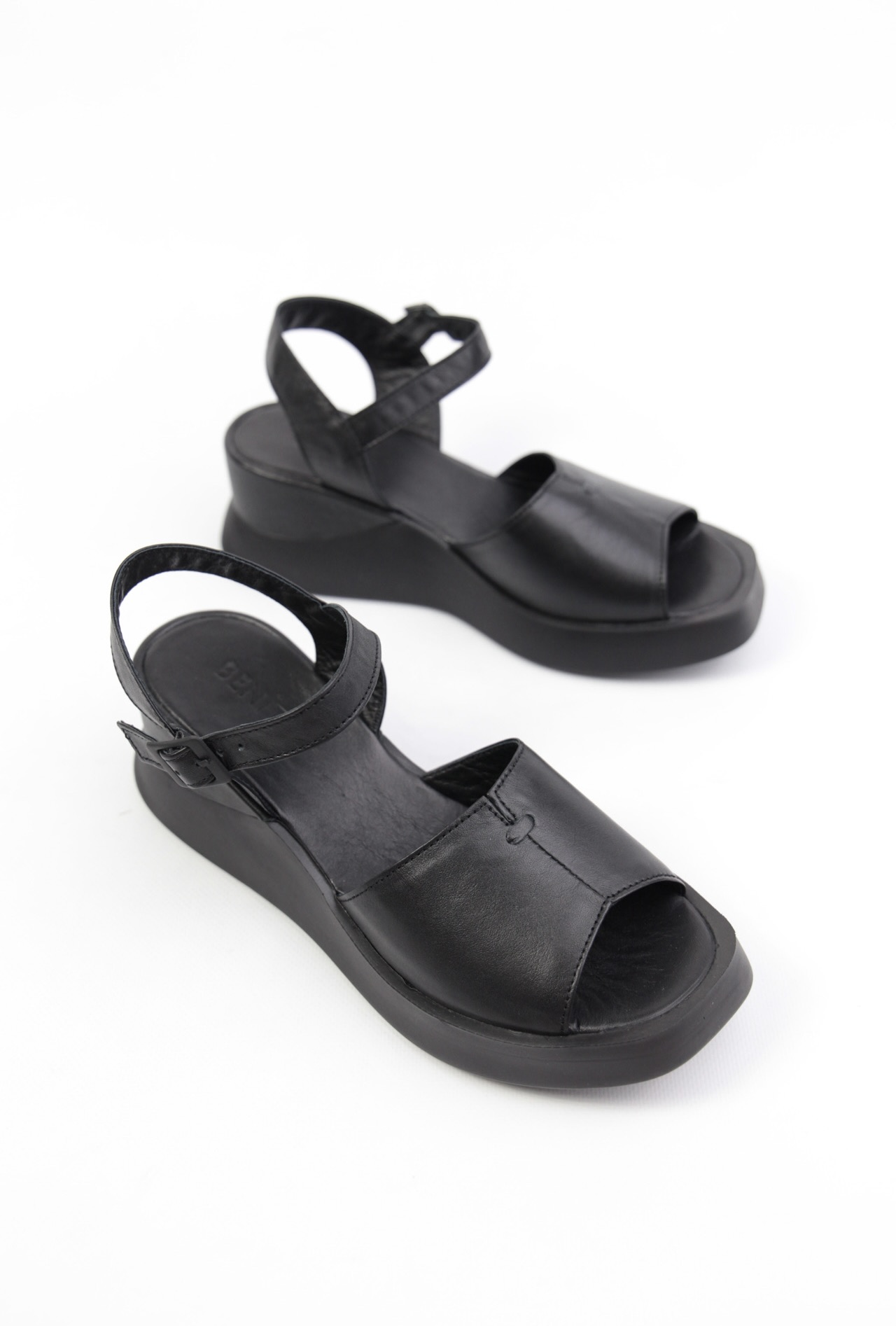 картинка Босоножки кожаные Benito от магазина Pratik