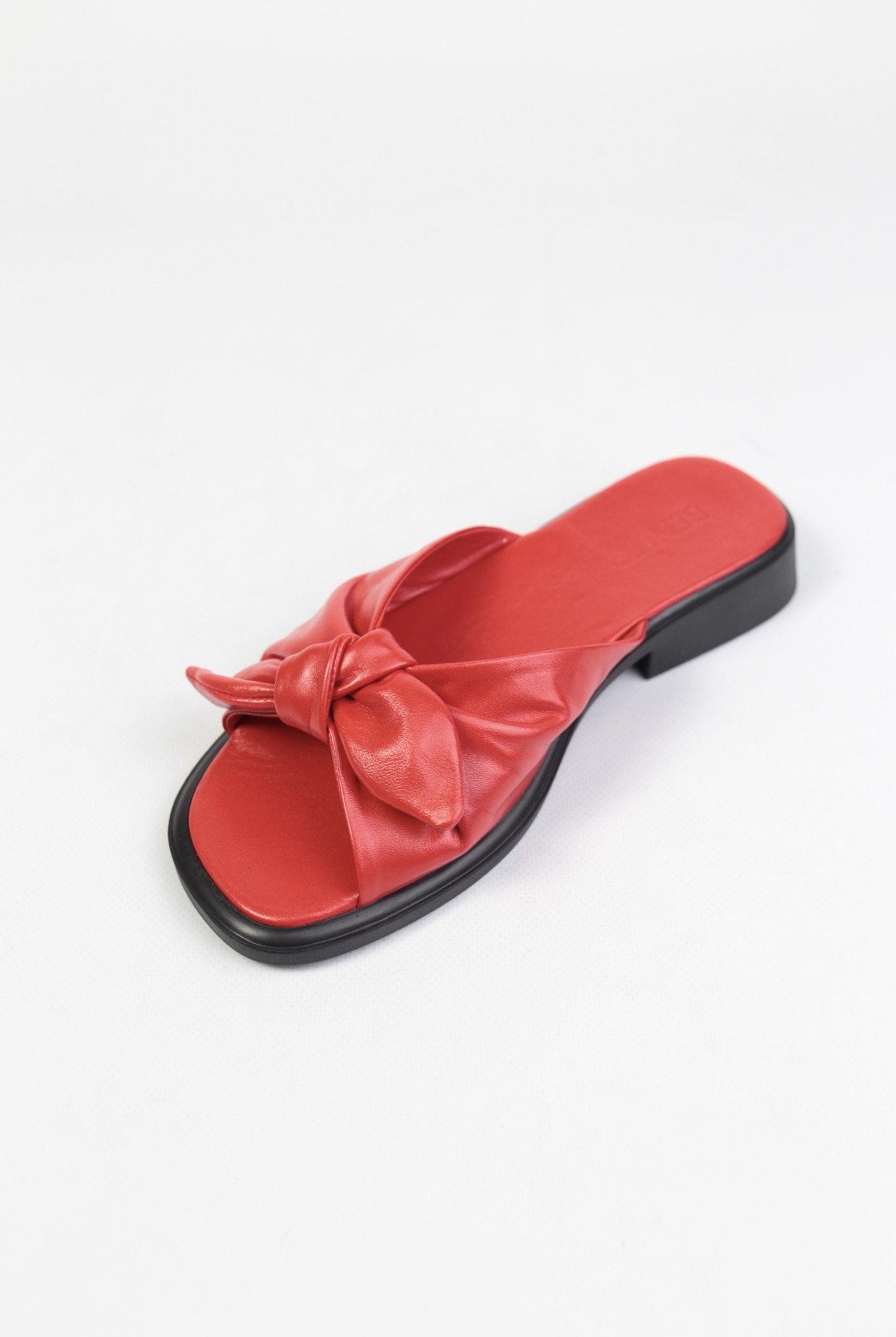 картинка Шлепанцы кожаные Benito от магазина Pratik