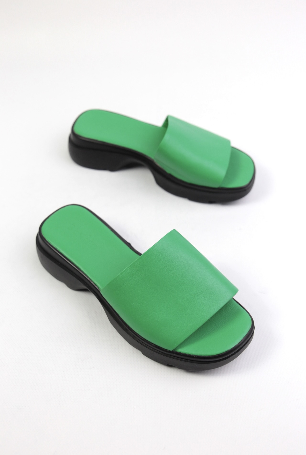 картинка Шлепанцы кожаные Benito от магазина Pratik