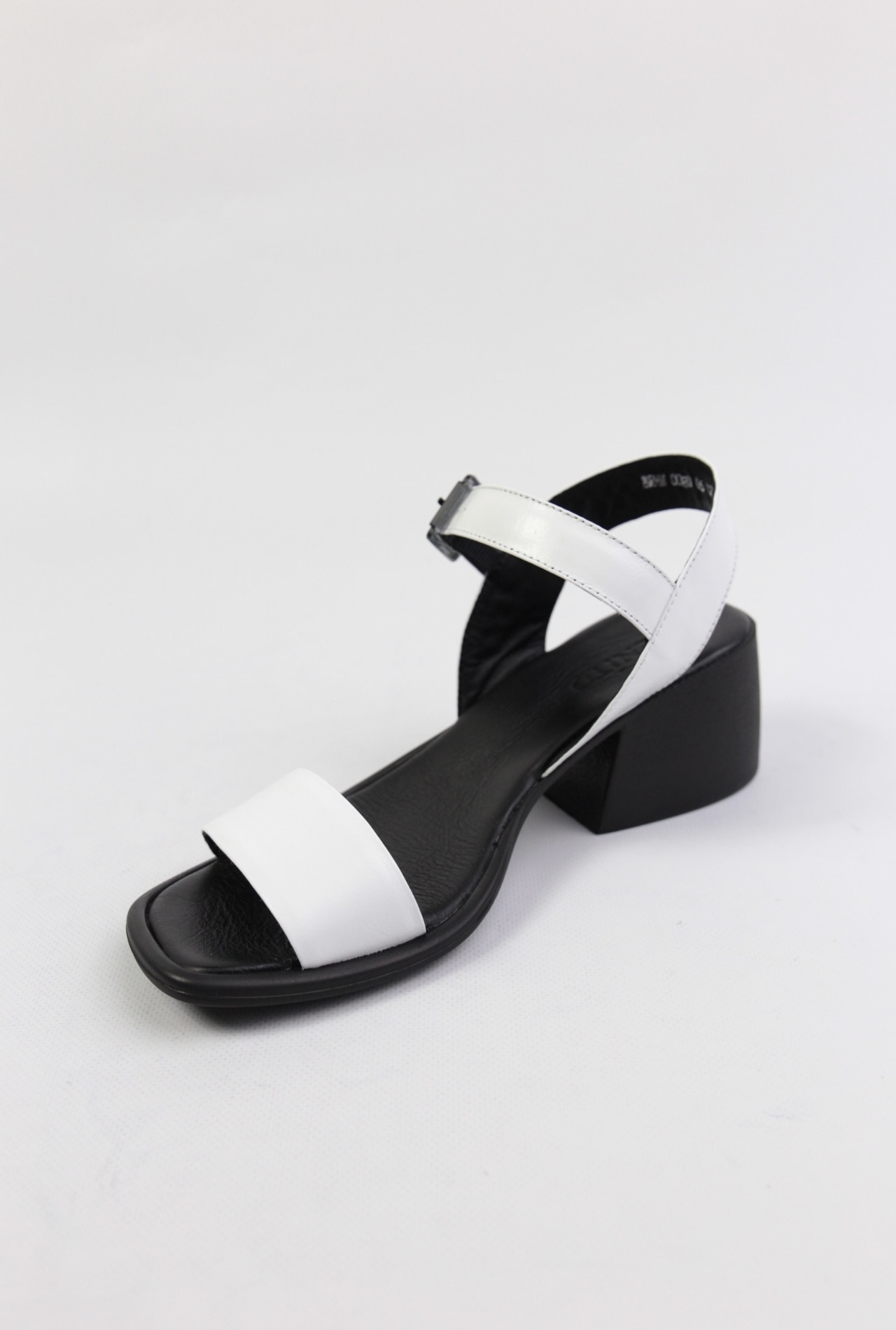 картинка Босоножки кожаные Benito от магазина Pratik