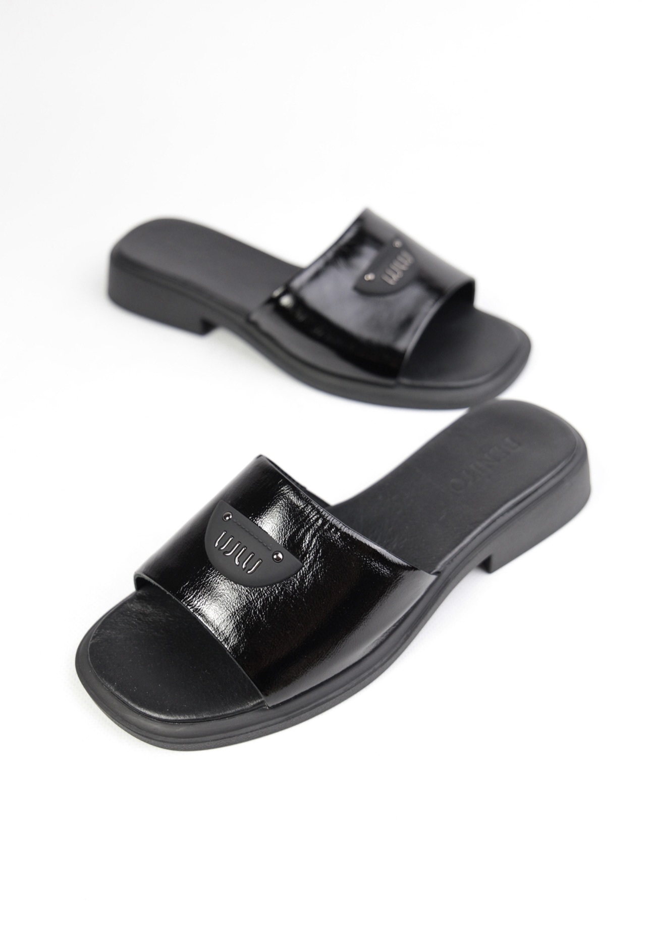 картинка Шлепанцы кожаные Benito от магазина Pratik