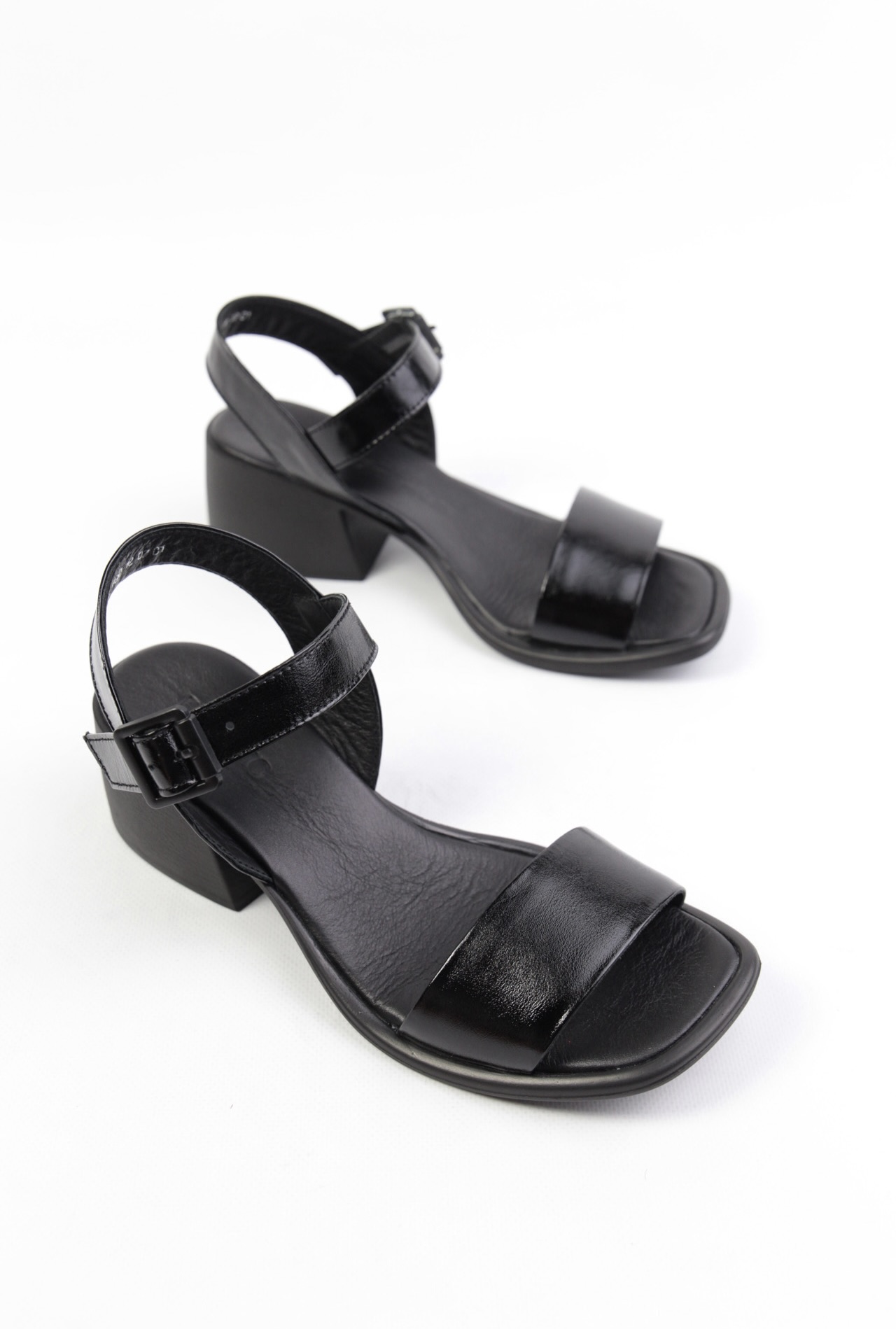 картинка Босоножки кожаные Benito от магазина Pratik