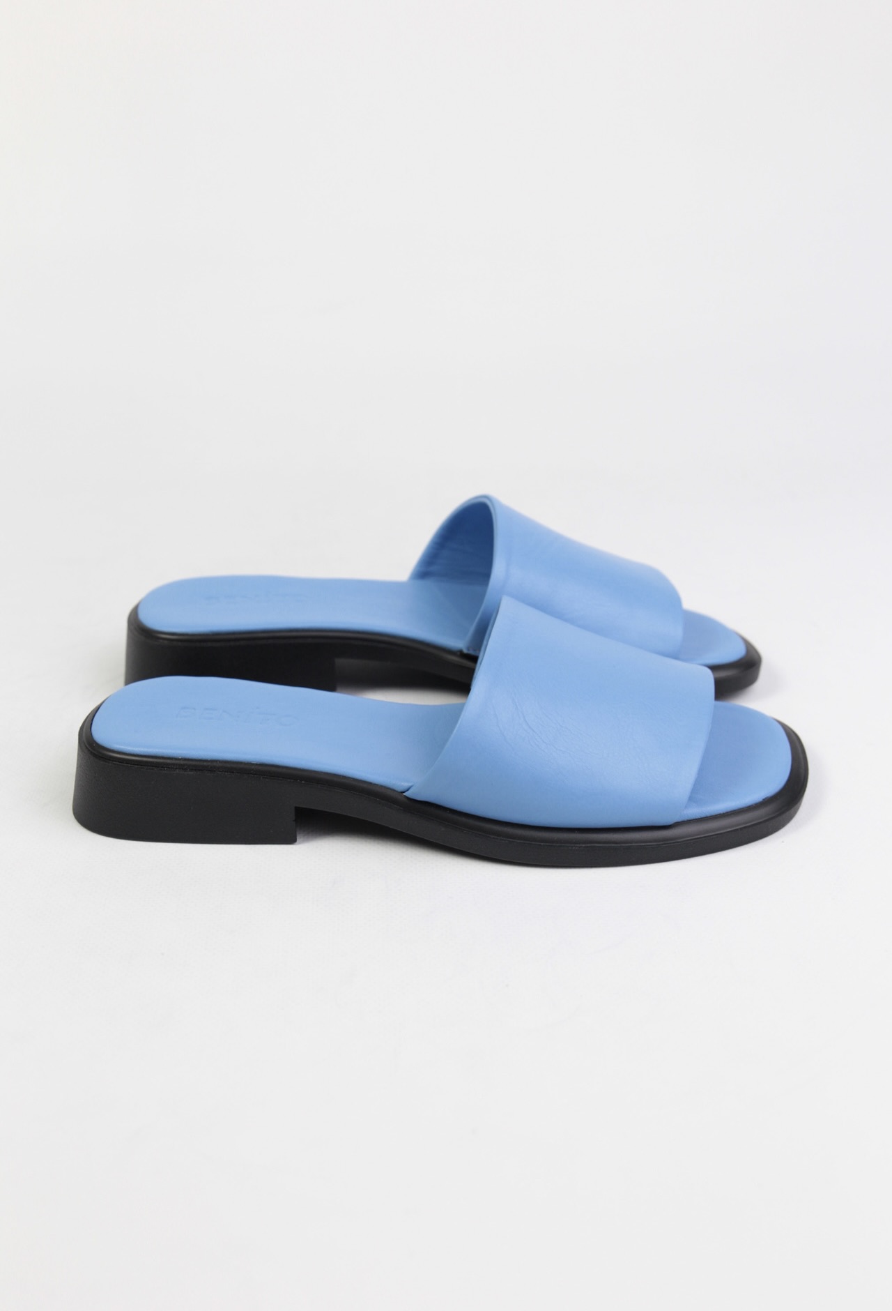 картинка Шлепанцы кожаные Benito от магазина Pratik