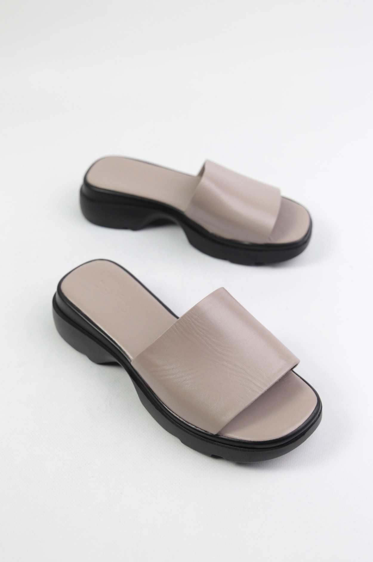 картинка Шлепанцы кожаные Benito от магазина Pratik