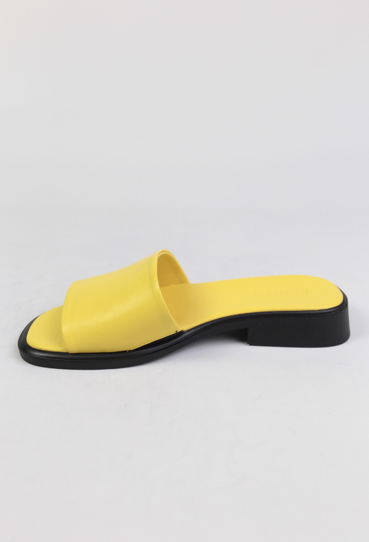 картинка Шлепанцы кожаные Benito от магазина Pratik