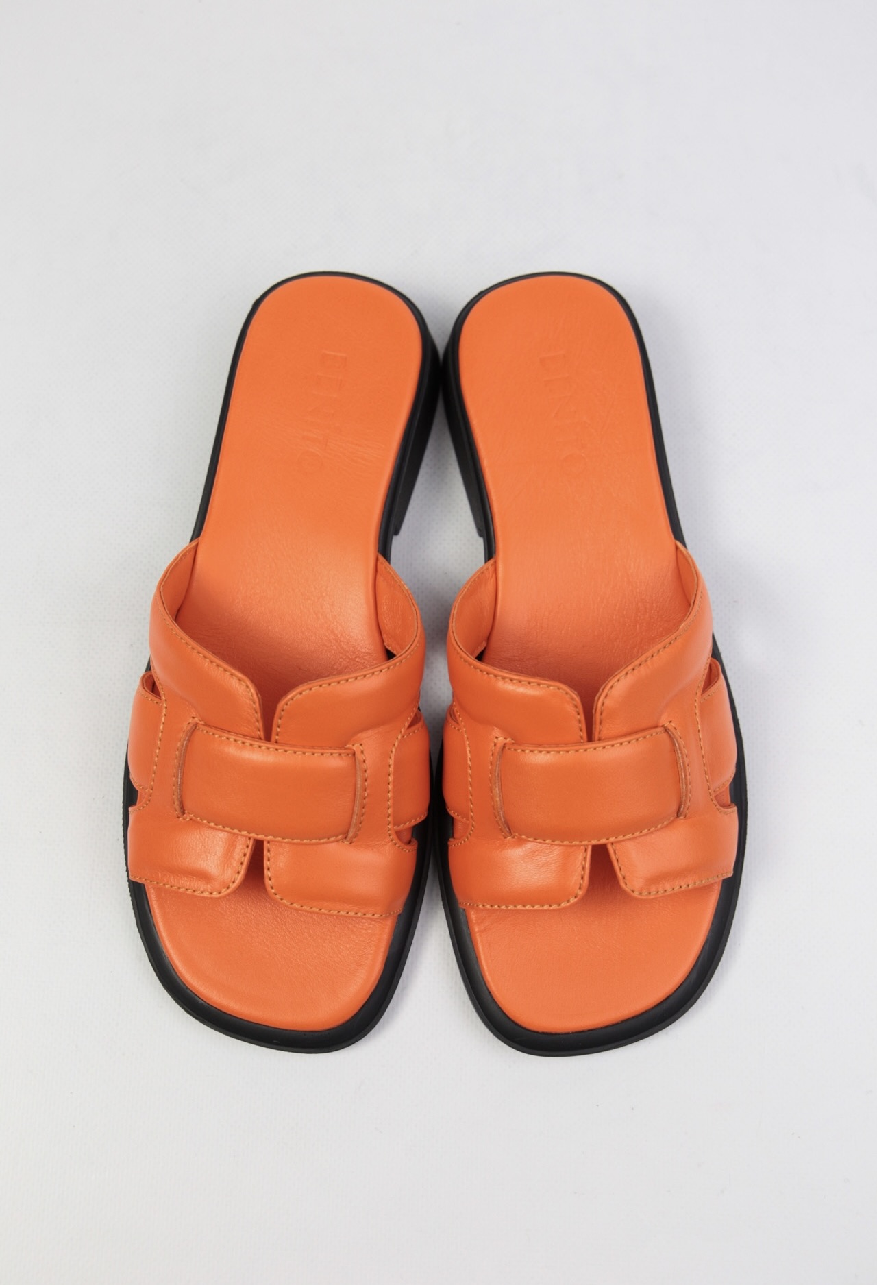 картинка Шлепанцы кожаные Benito от магазина Pratik