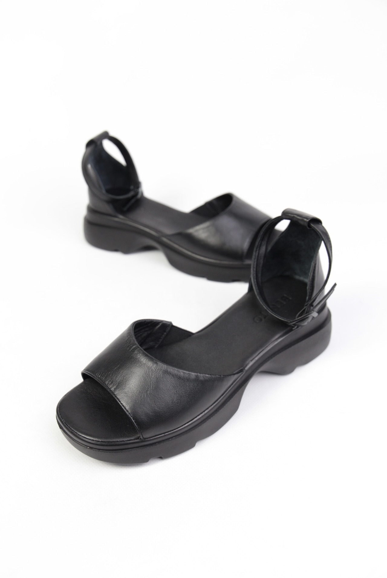 картинка Босоножки кожаные Benito от магазина Pratik