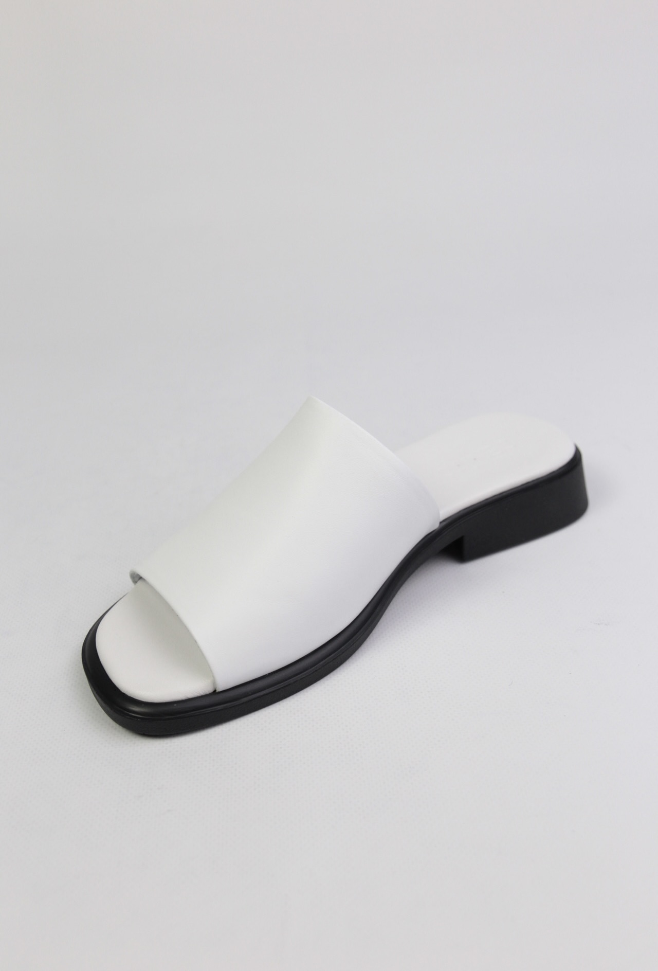 картинка Шлепанцы кожаные Benito от магазина Pratik