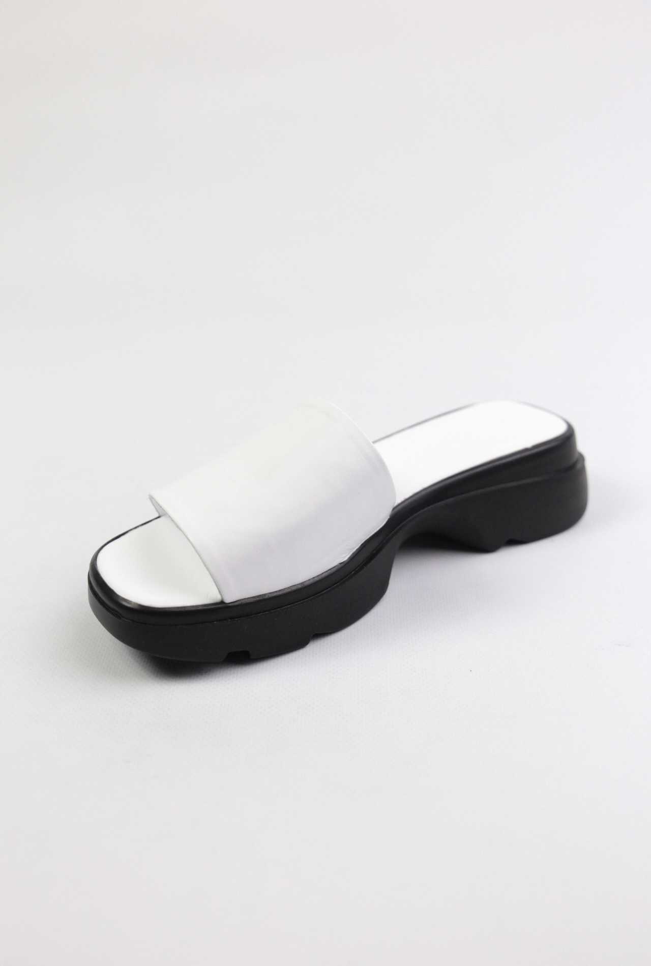 картинка Шлепанцы кожаные Benito от магазина Pratik