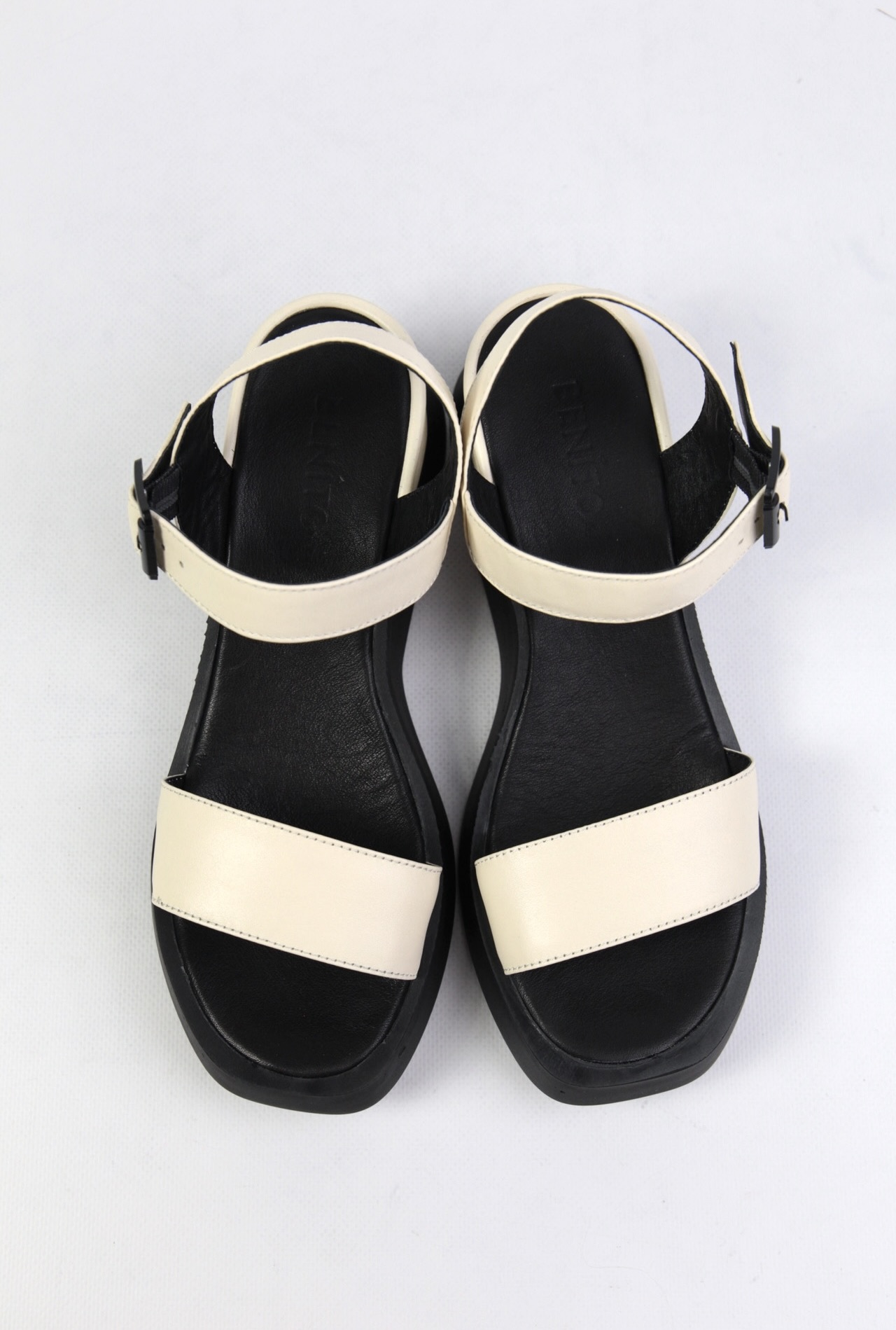 картинка Босоножки кожаные Benito от магазина Pratik