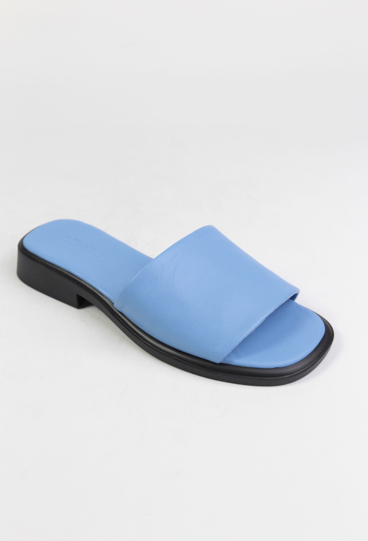 картинка Шлепанцы кожаные Benito от магазина Pratik