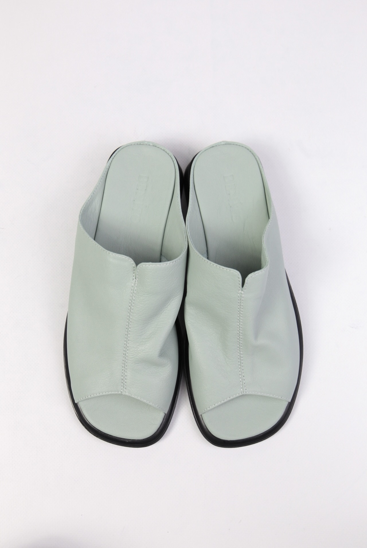 картинка Шлепанцы кожаные Benito от магазина Pratik